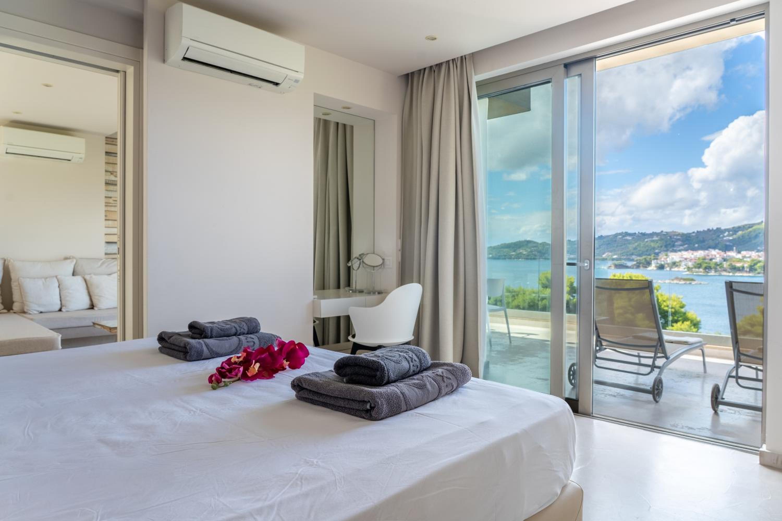 Deluxe Suite with Sea View photo 2