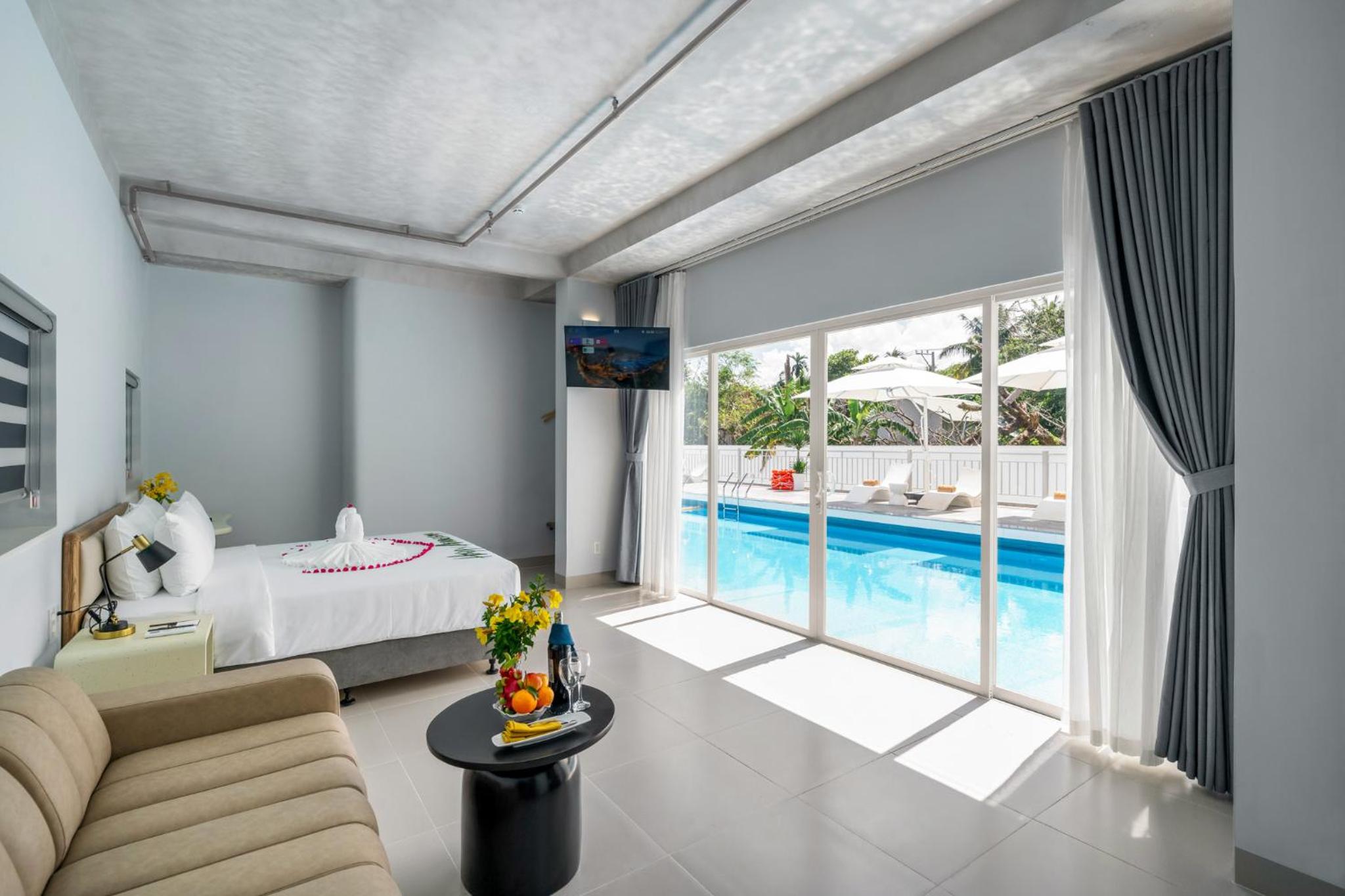 Double Room with Pool View - Photo 1