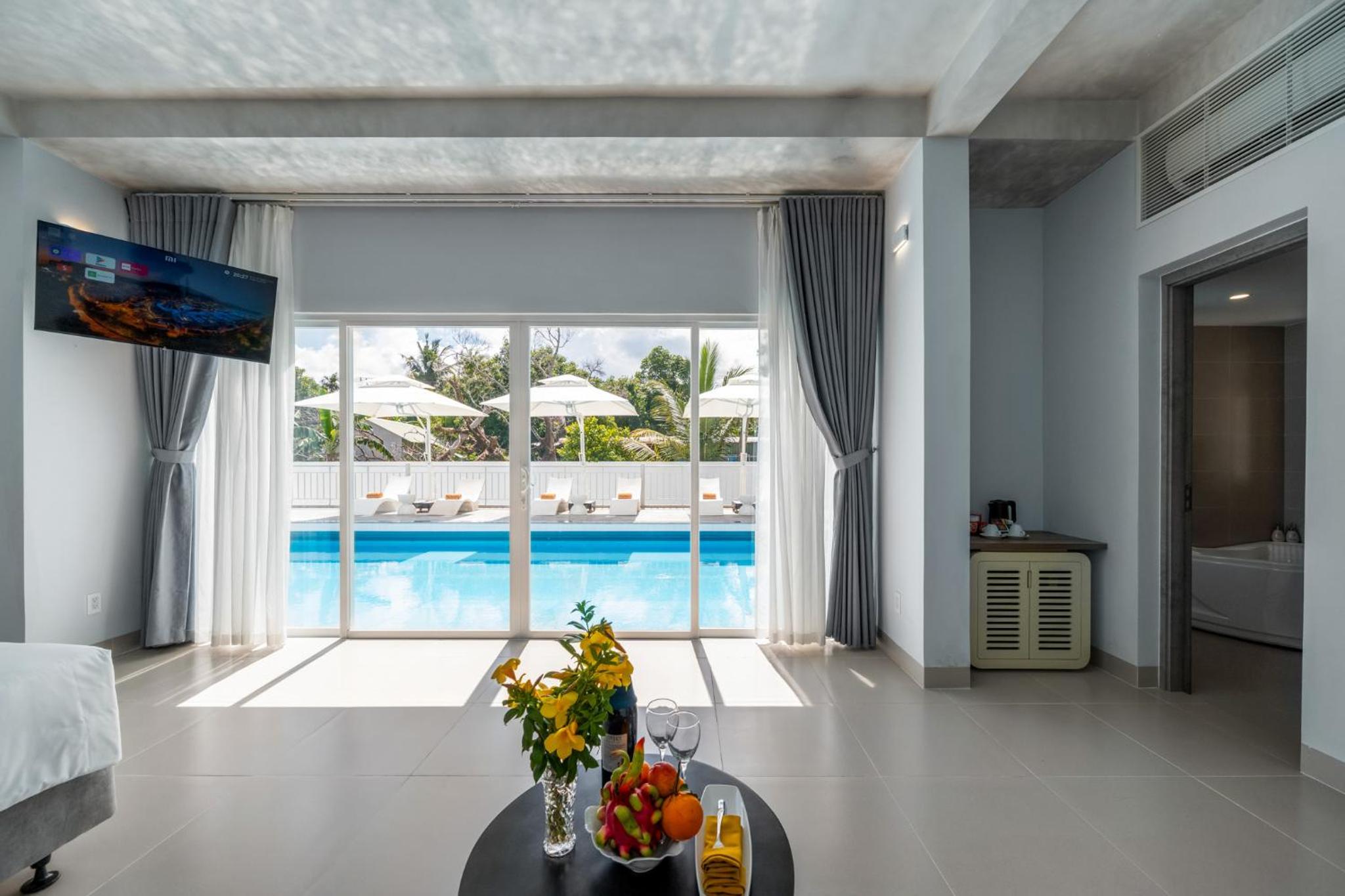 Double Room with Pool View - Photo 2