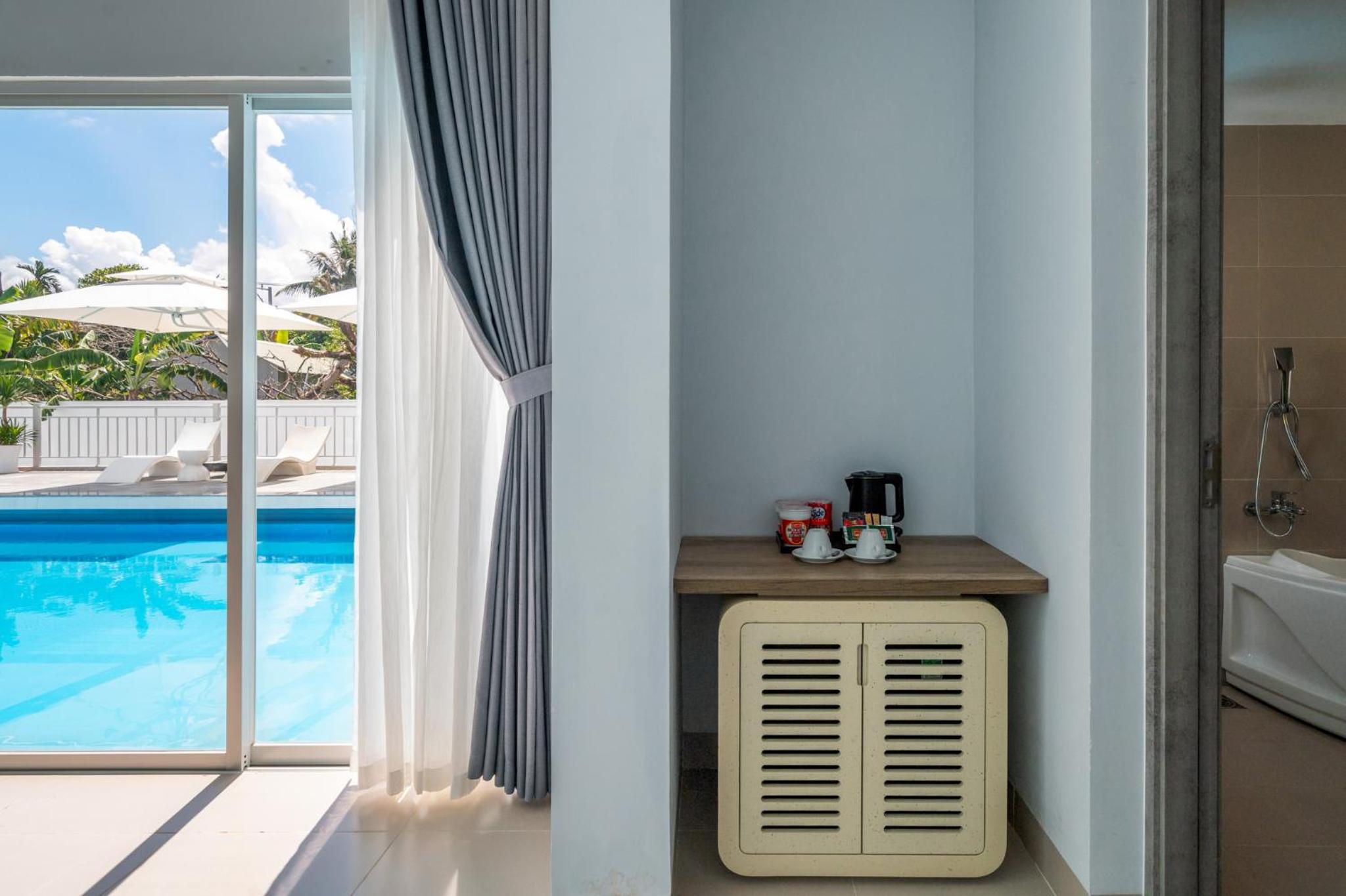 Double Room with Pool View - Photo 3