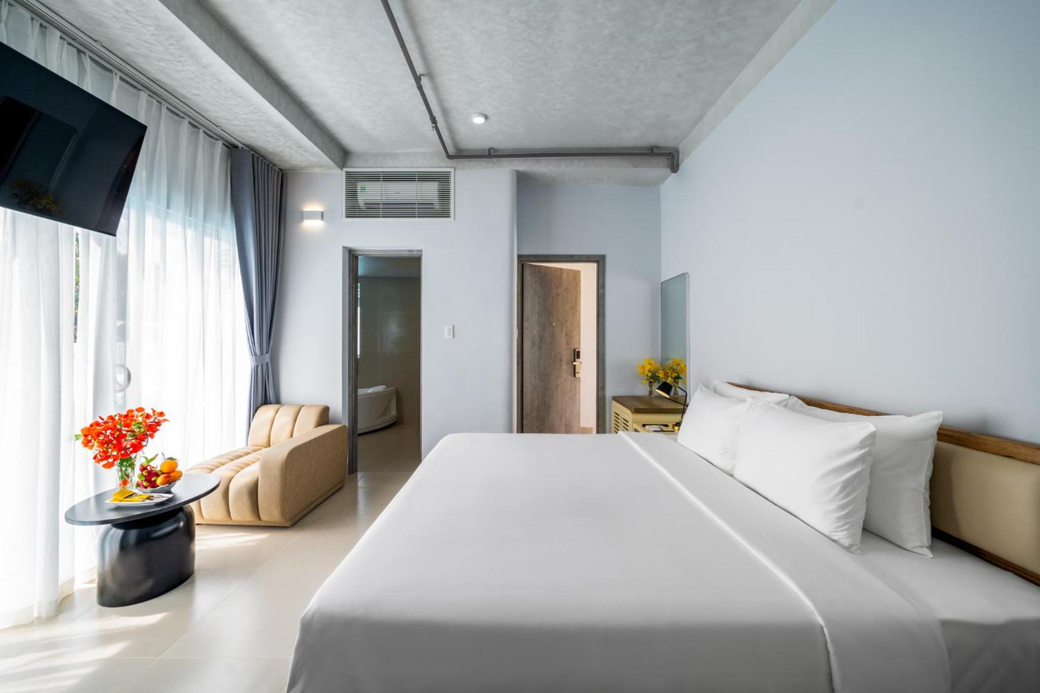 Double Room with Pool View - Photo 6