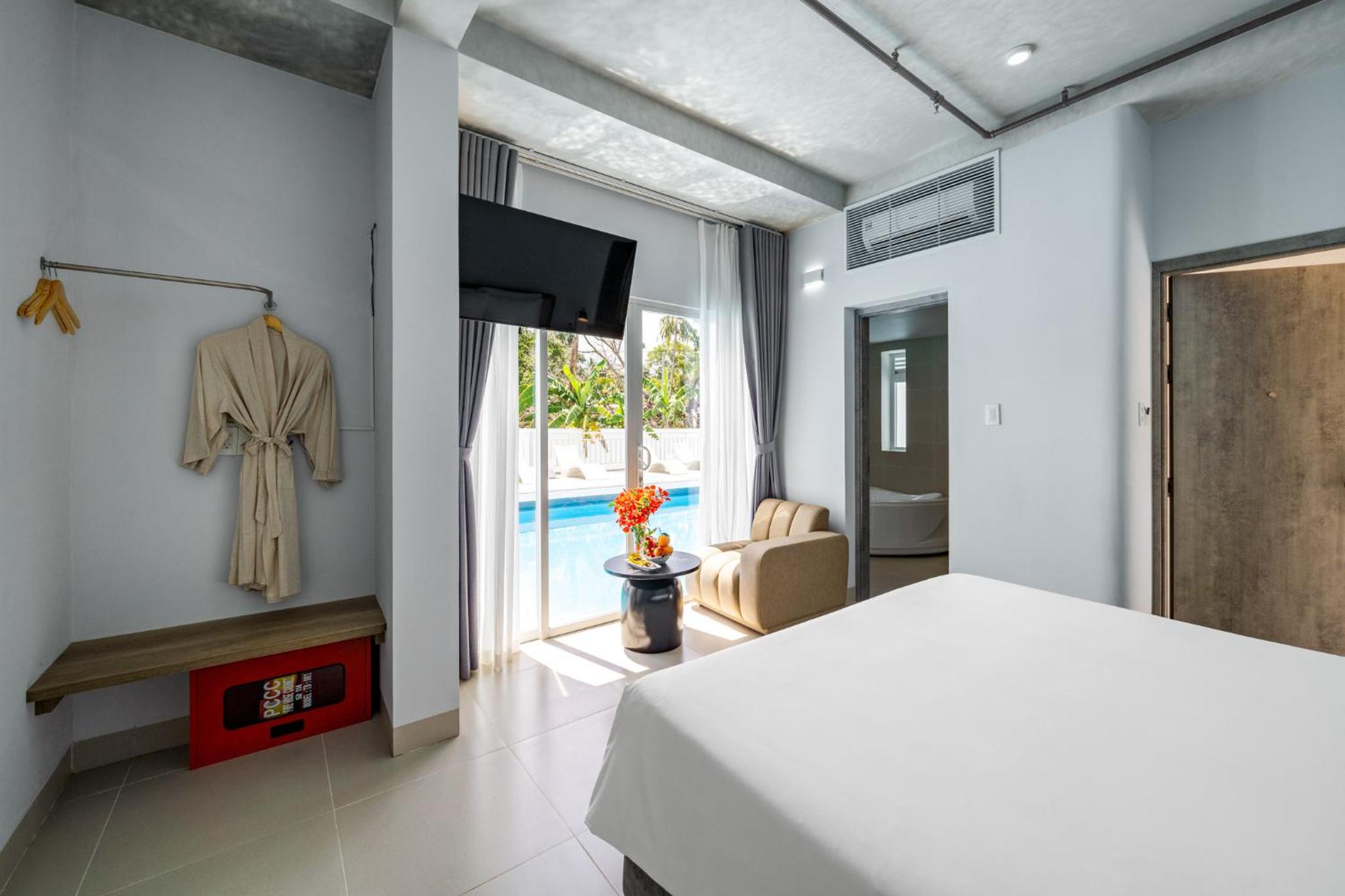 Double Room with Pool View - Photo 7