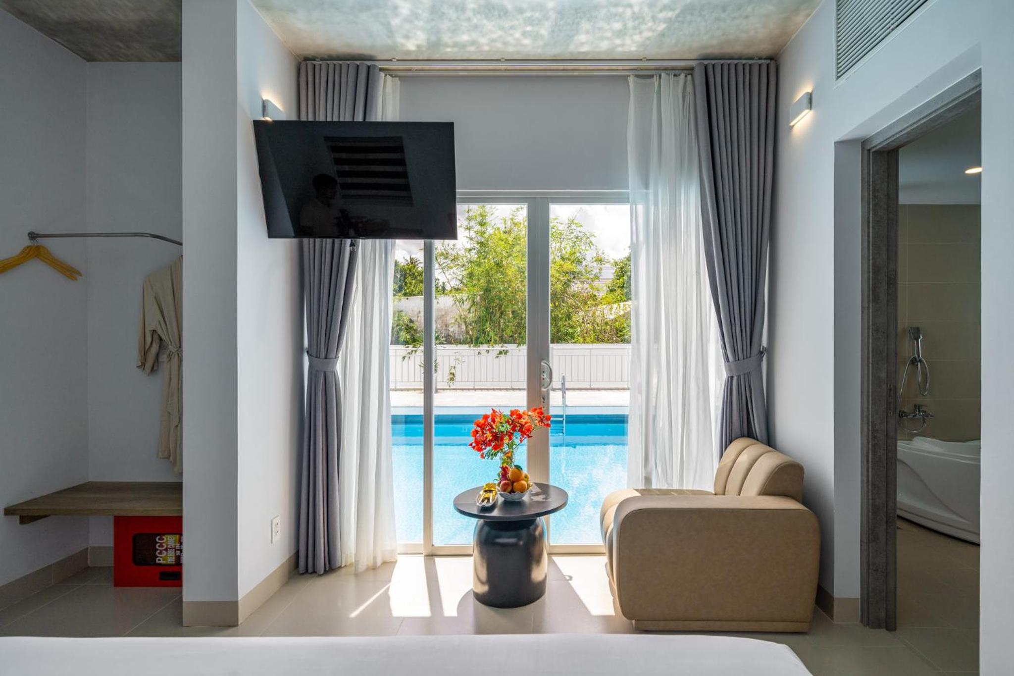Double Room with Pool View - Photo 8