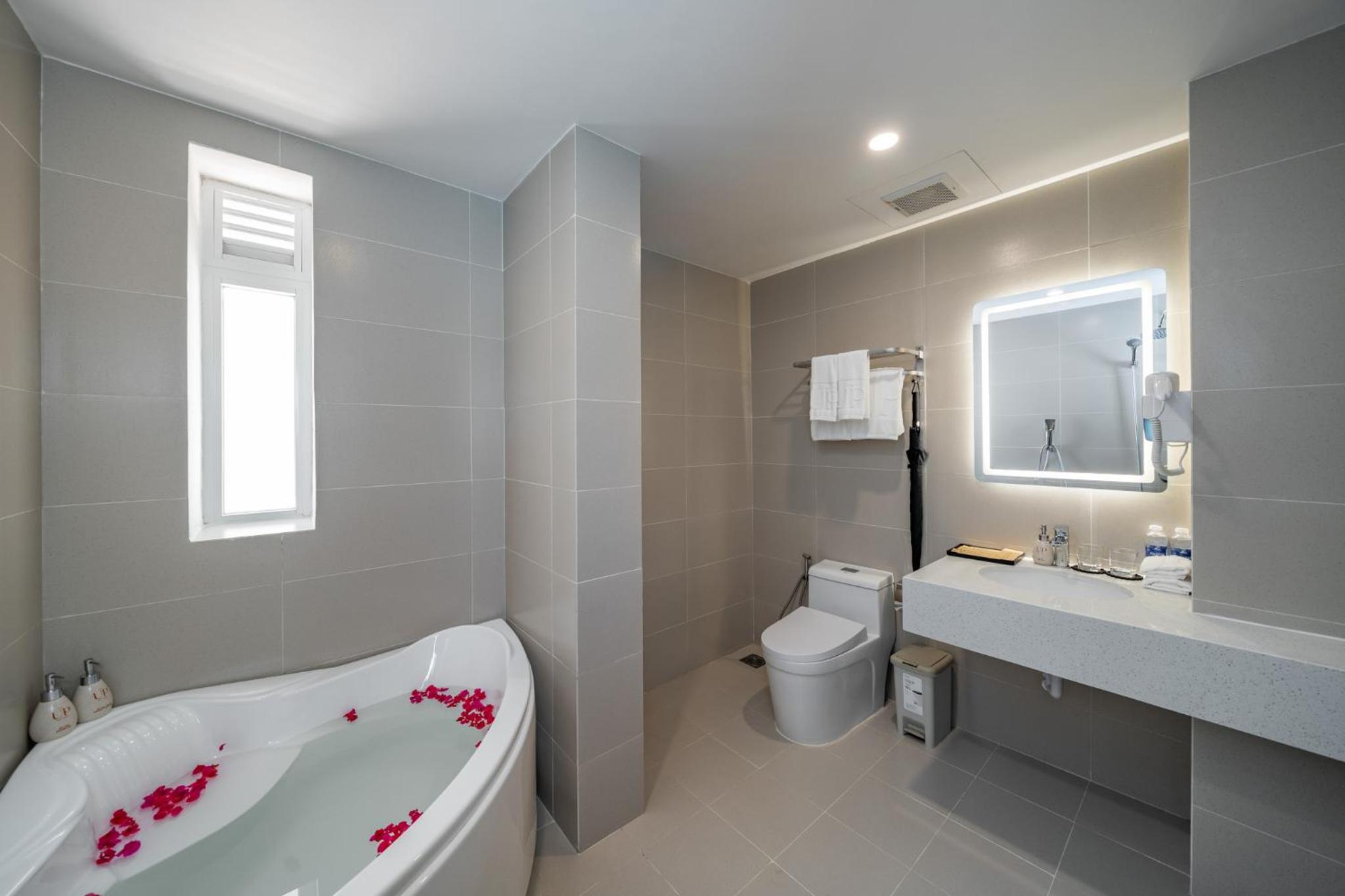 Double Room with Pool View - Photo 10