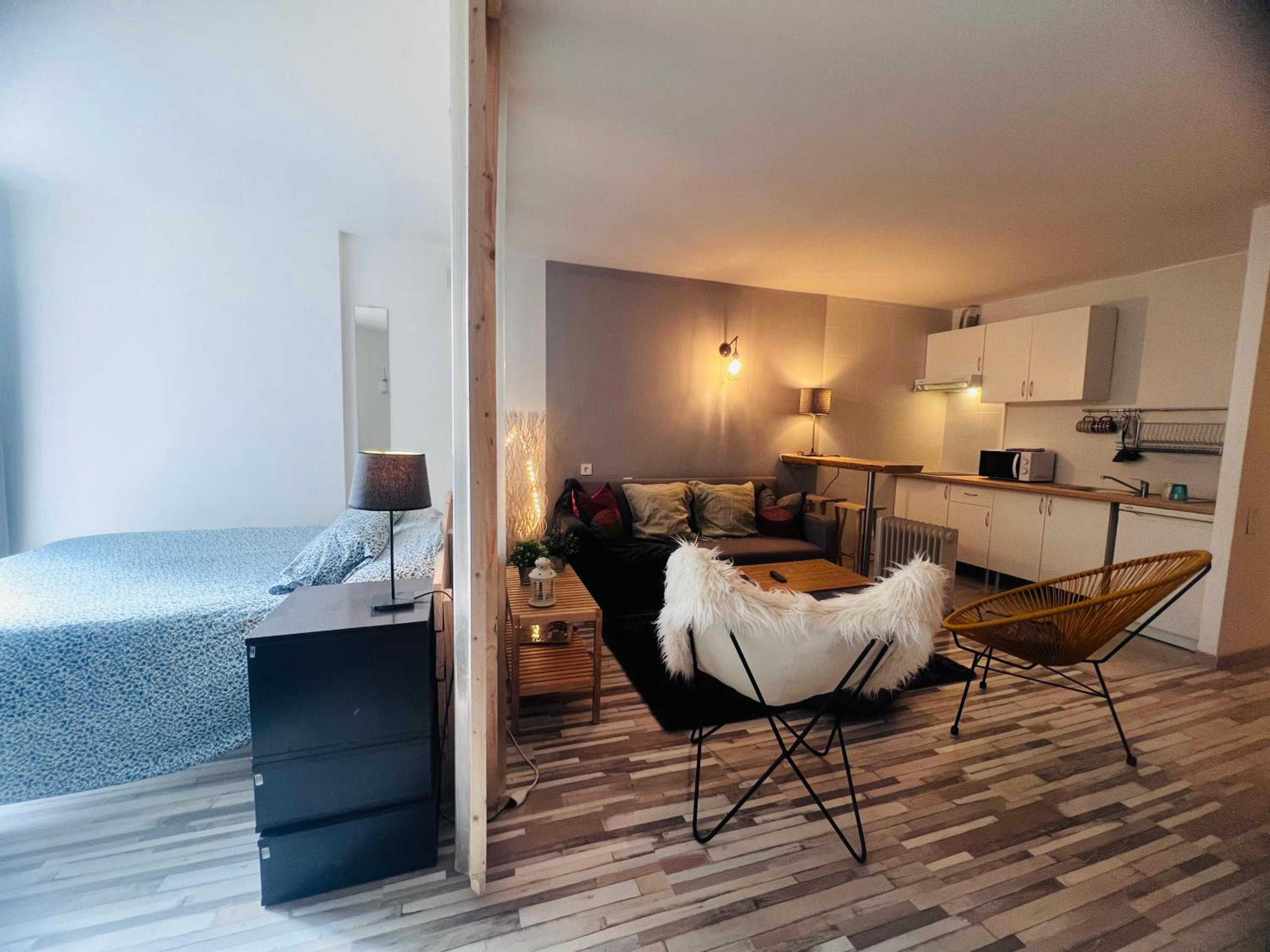 One-Bedroom Apartment - Photo 3