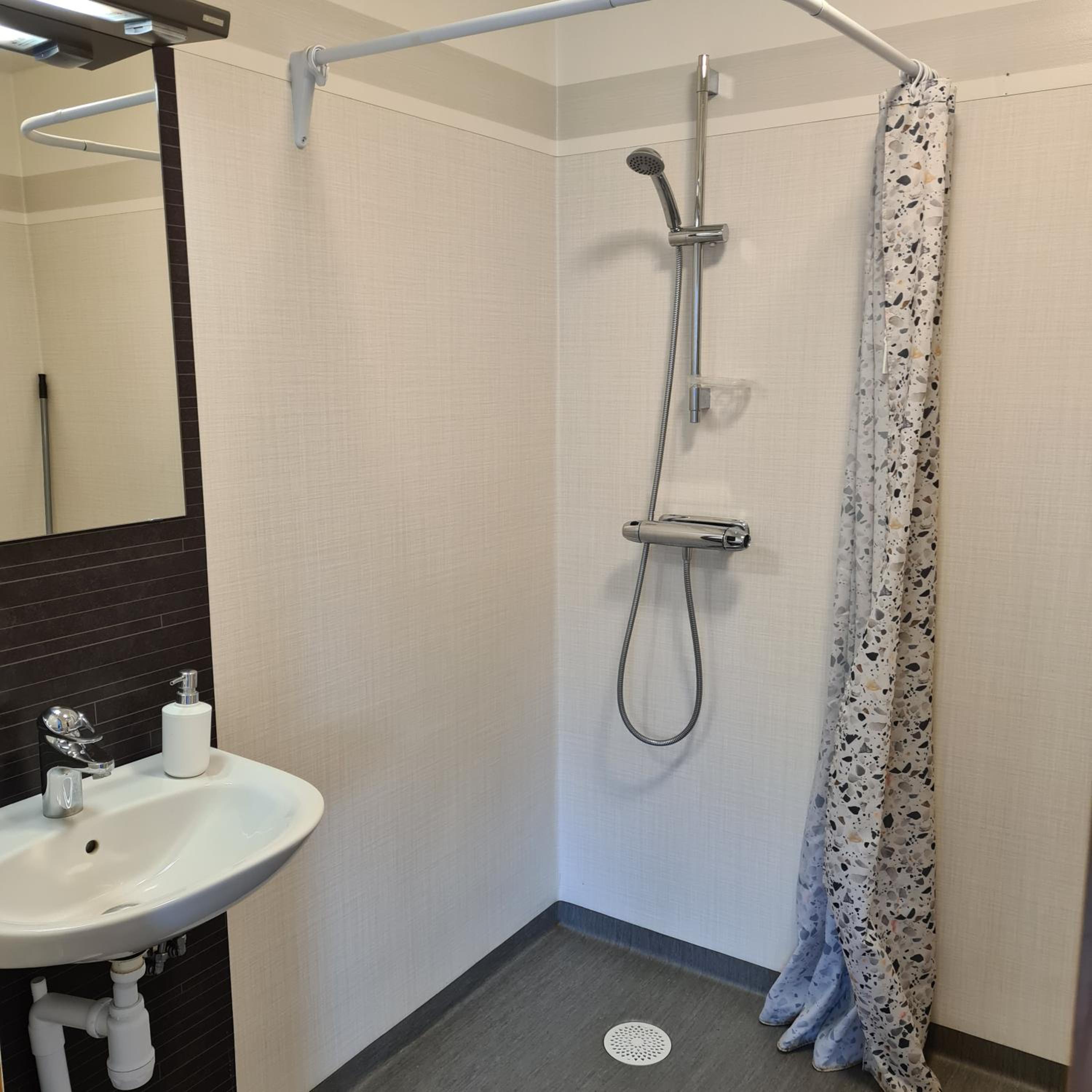 Double Room with Private Bathroom - Photo 2