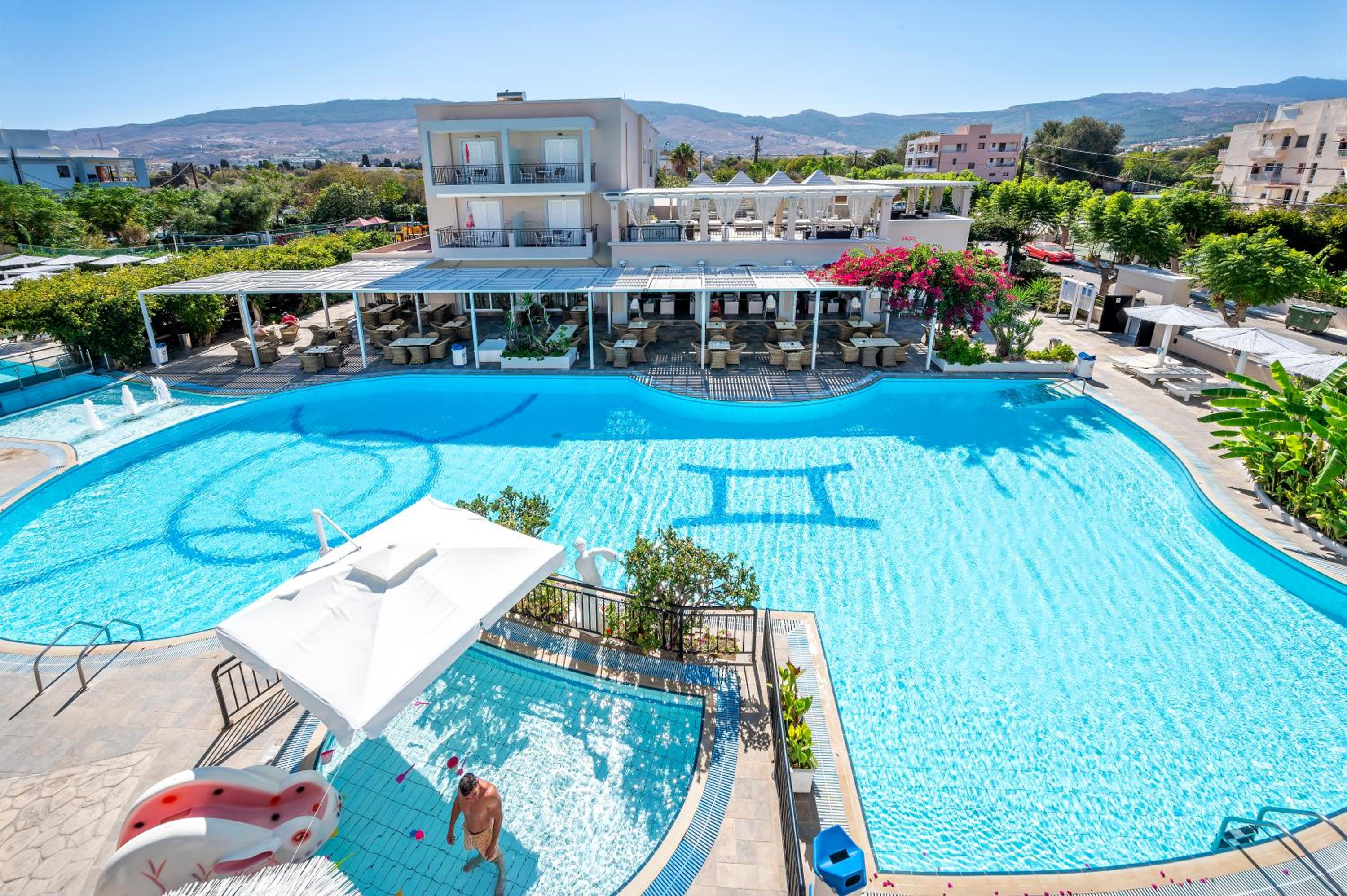 Apartment with Pool View  photo 2