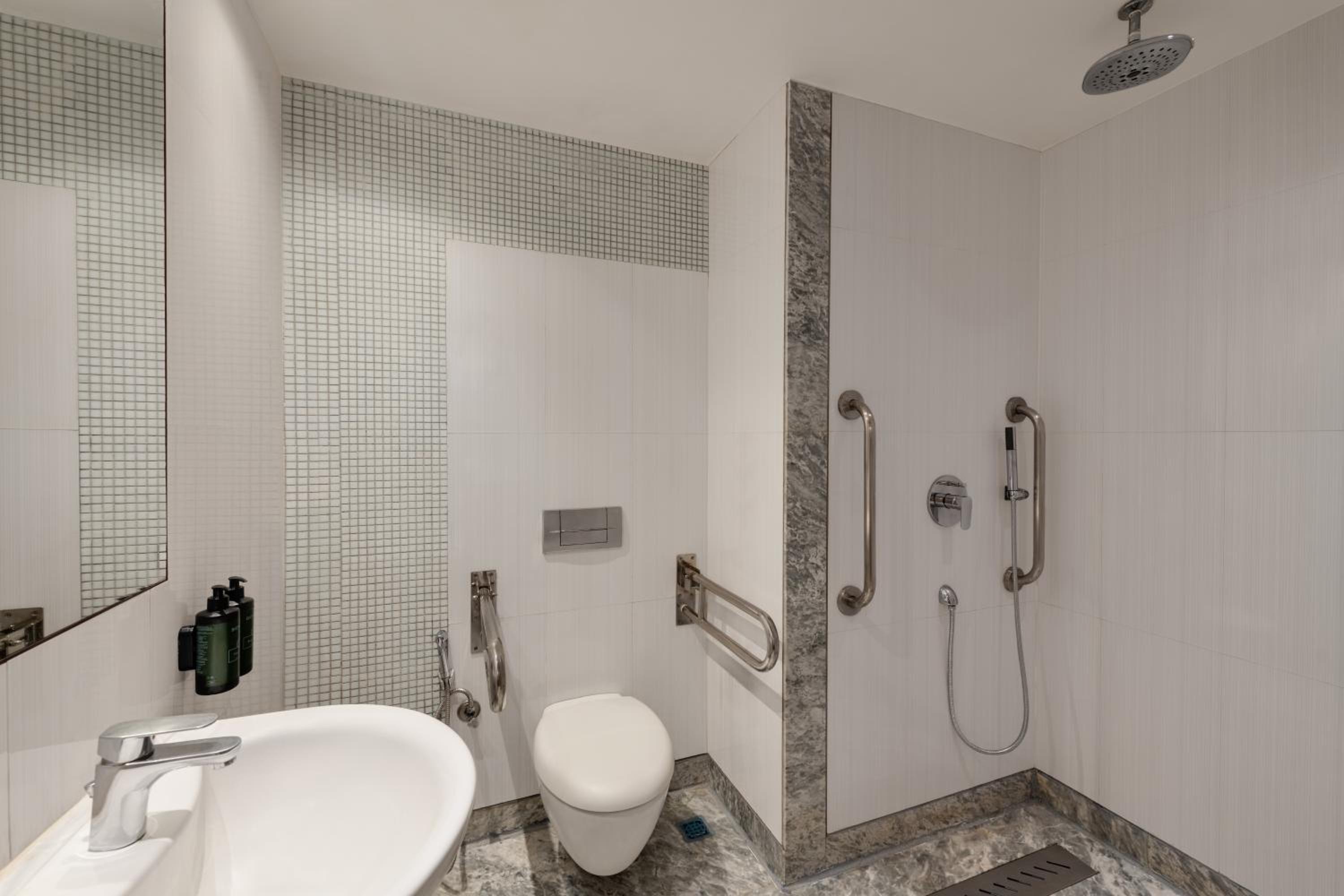 King Room with Roll-In Shower - Mobility Accessible/Non-Smoking