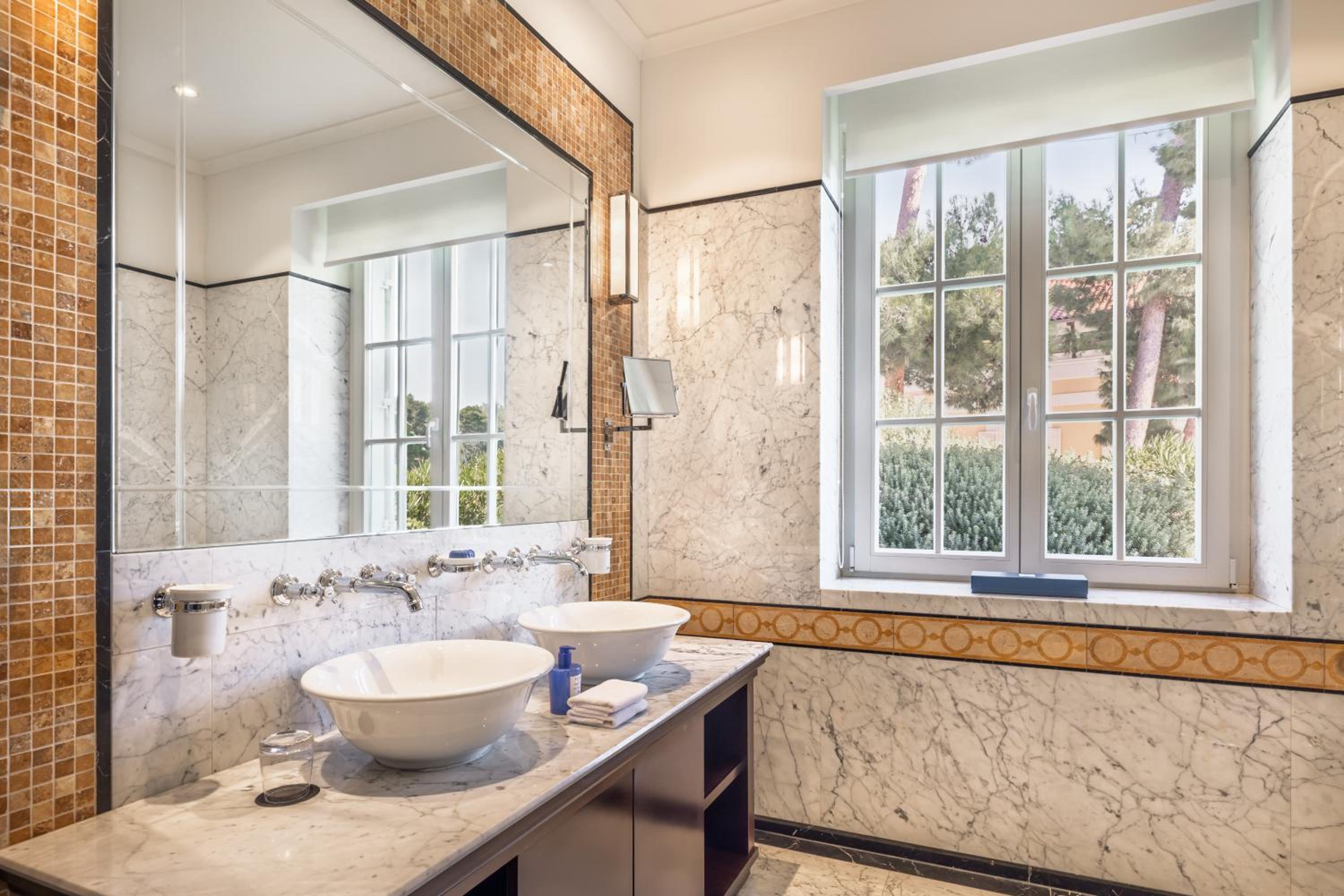 Alhambra Suite with Balcony and Sea View photo 2