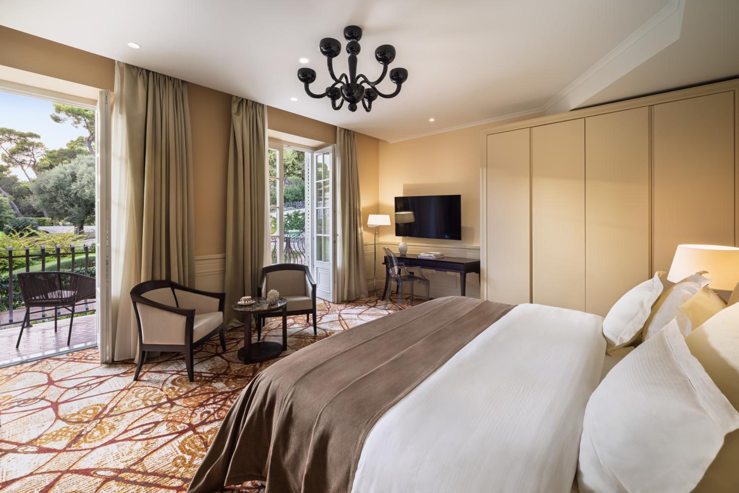 Deluxe Double Room with Balcony photo 2