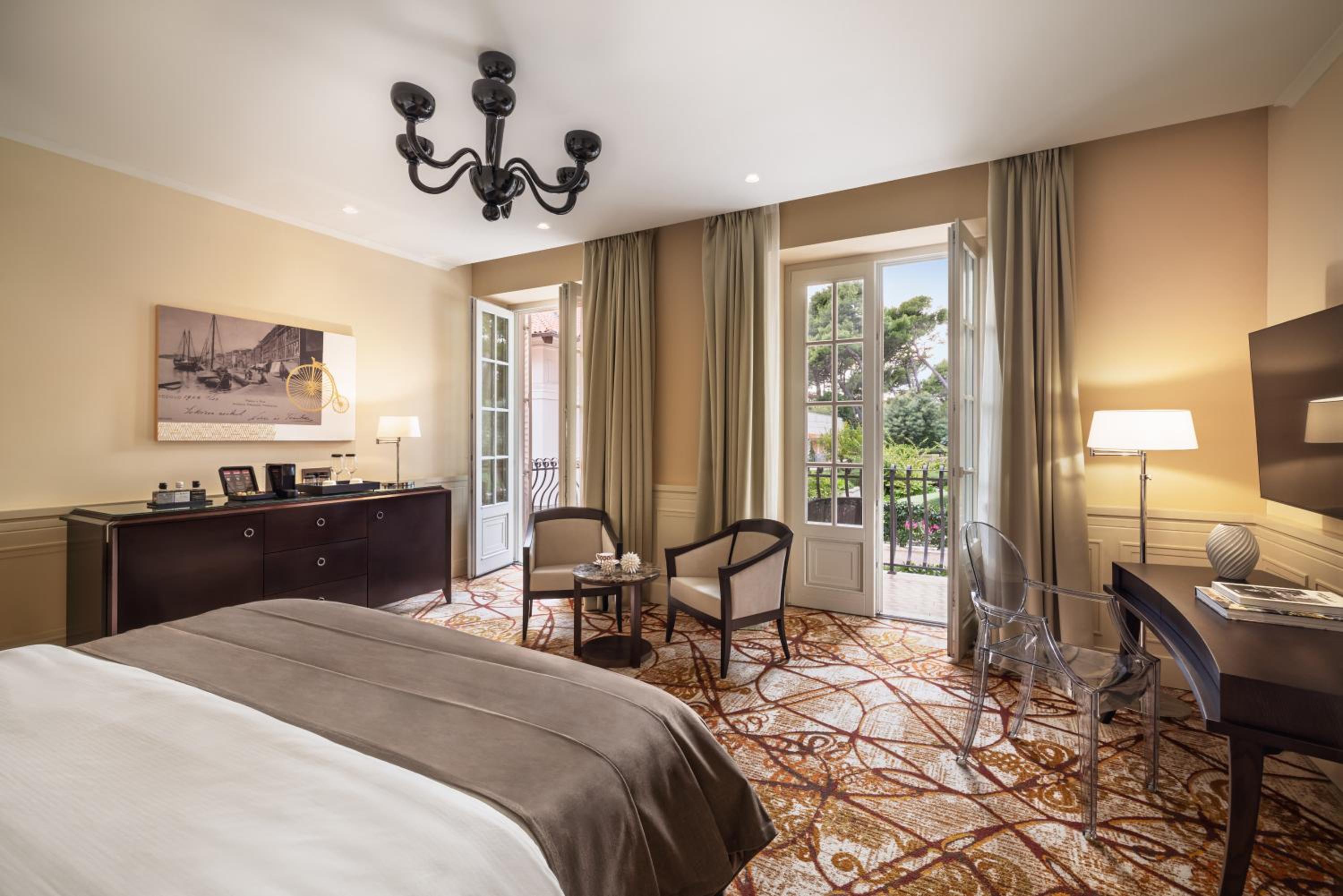 Deluxe Double Room with Balcony photo 3