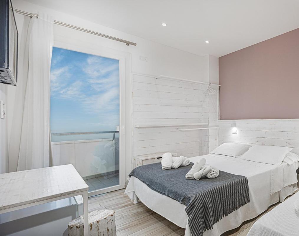 Double Room with Partial Sea View