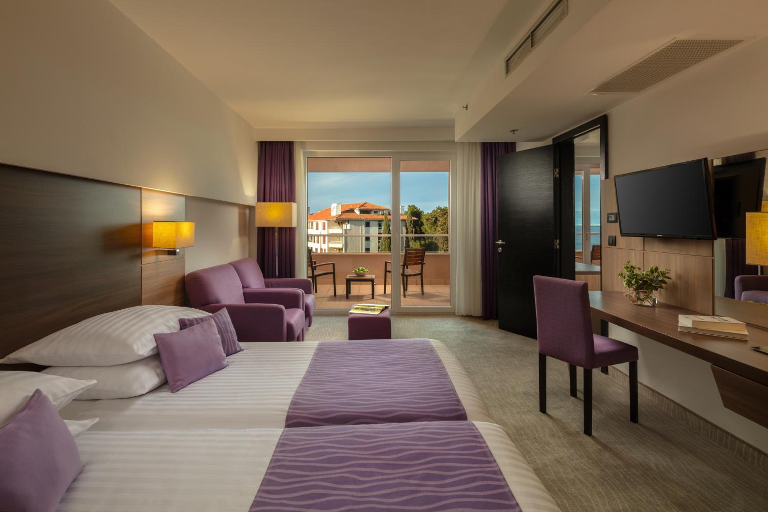 Suite with Balcony and Sea Side - Photo 1