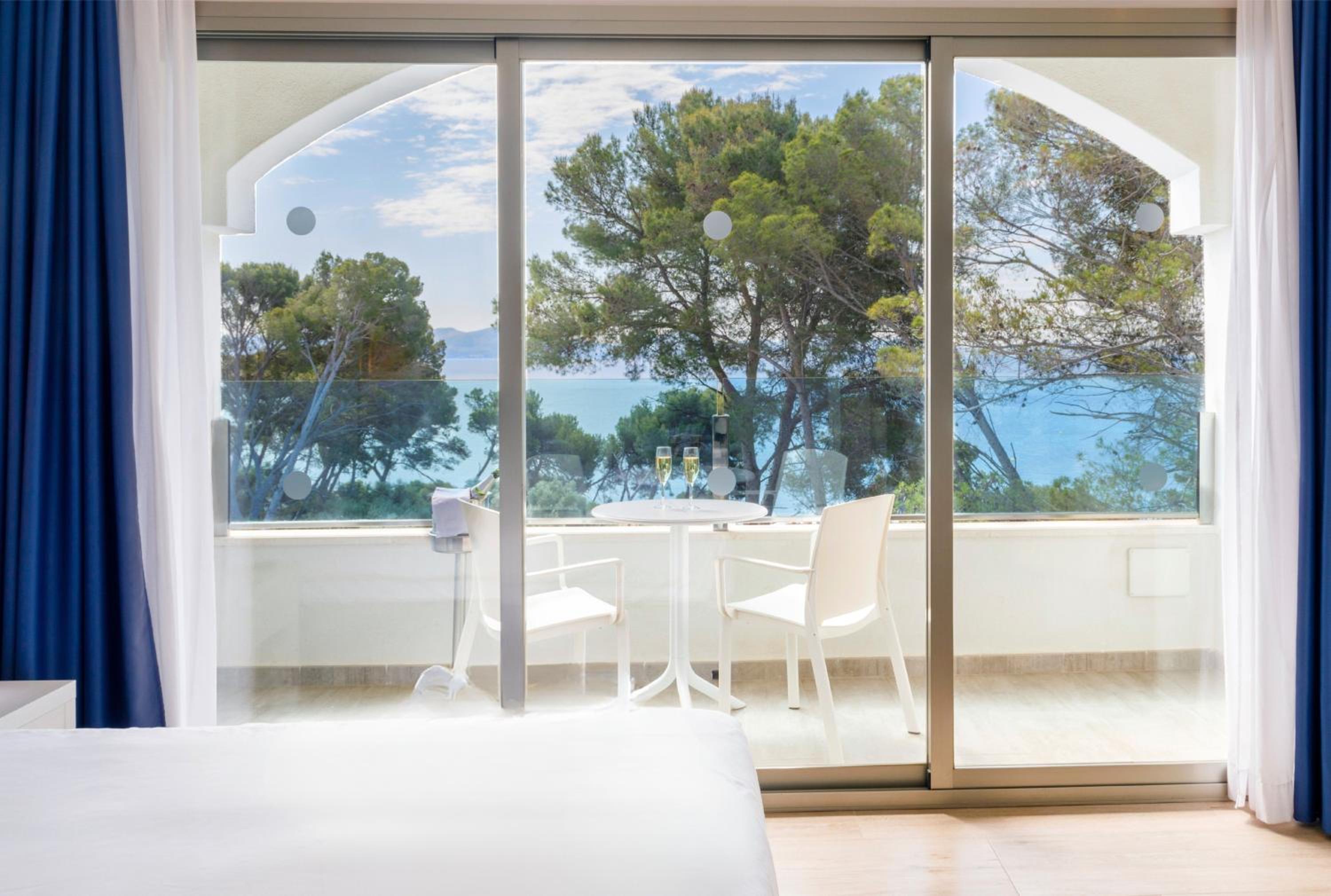 One-Bedroom Apartment with Sea View
