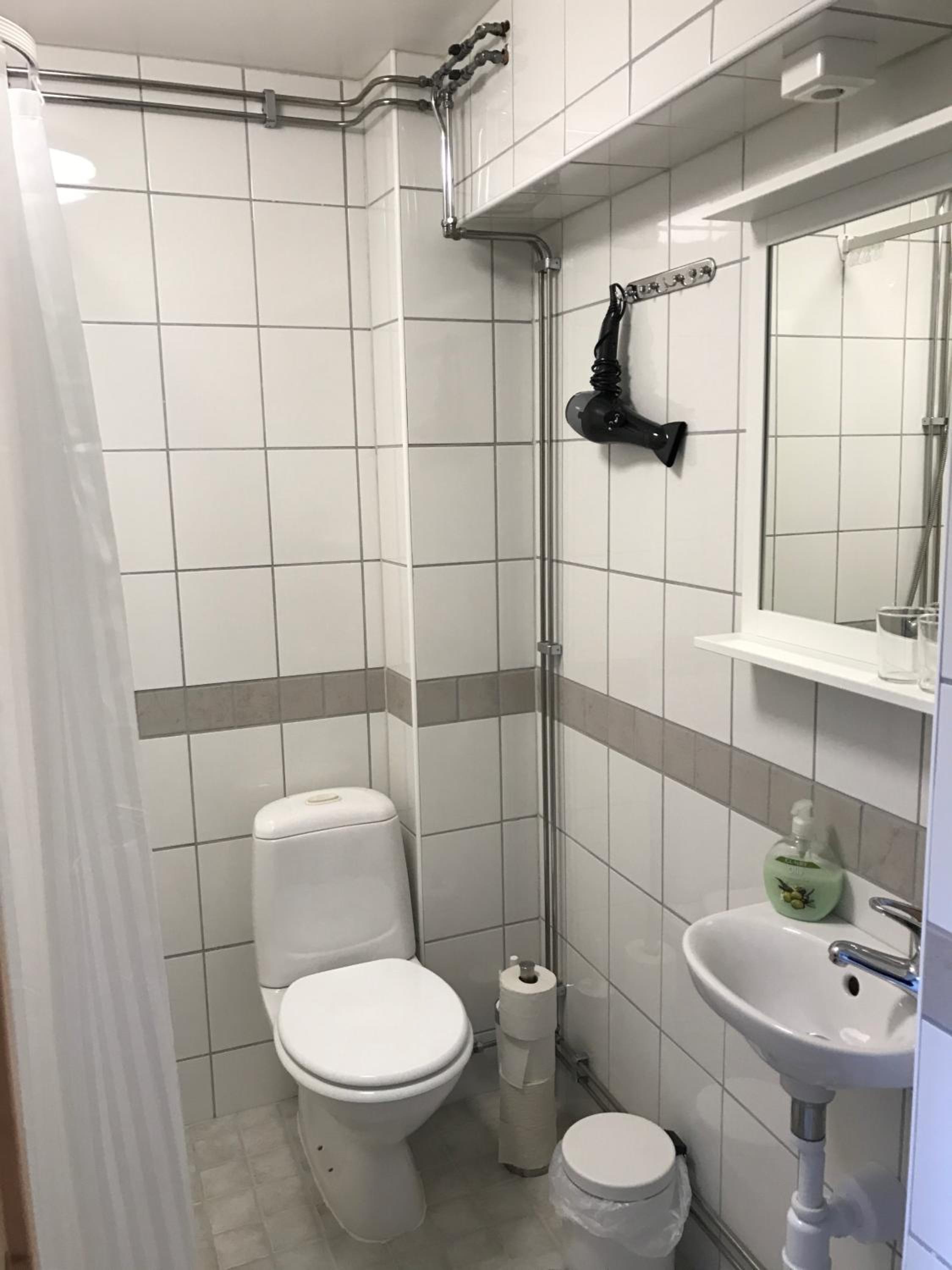 Twin Room with Private Bathroom - Photo 4