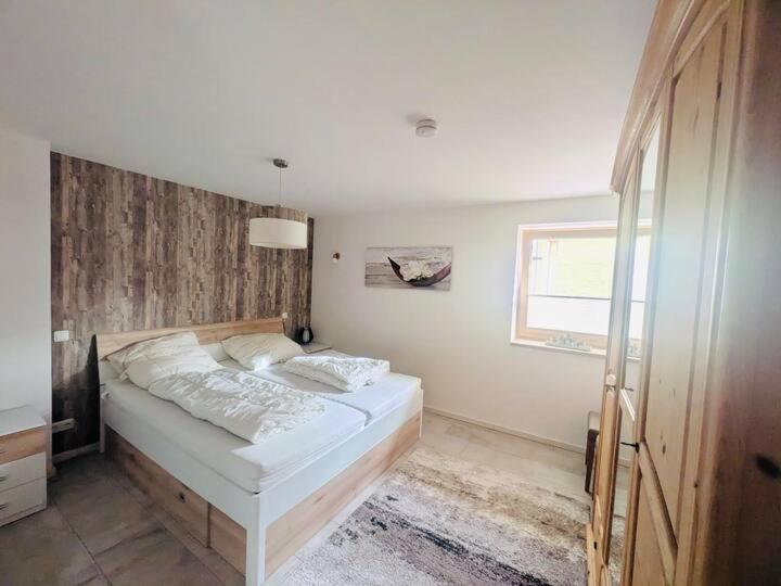 One-Bedroom Apartment with Balcony and Mountain View photo 3