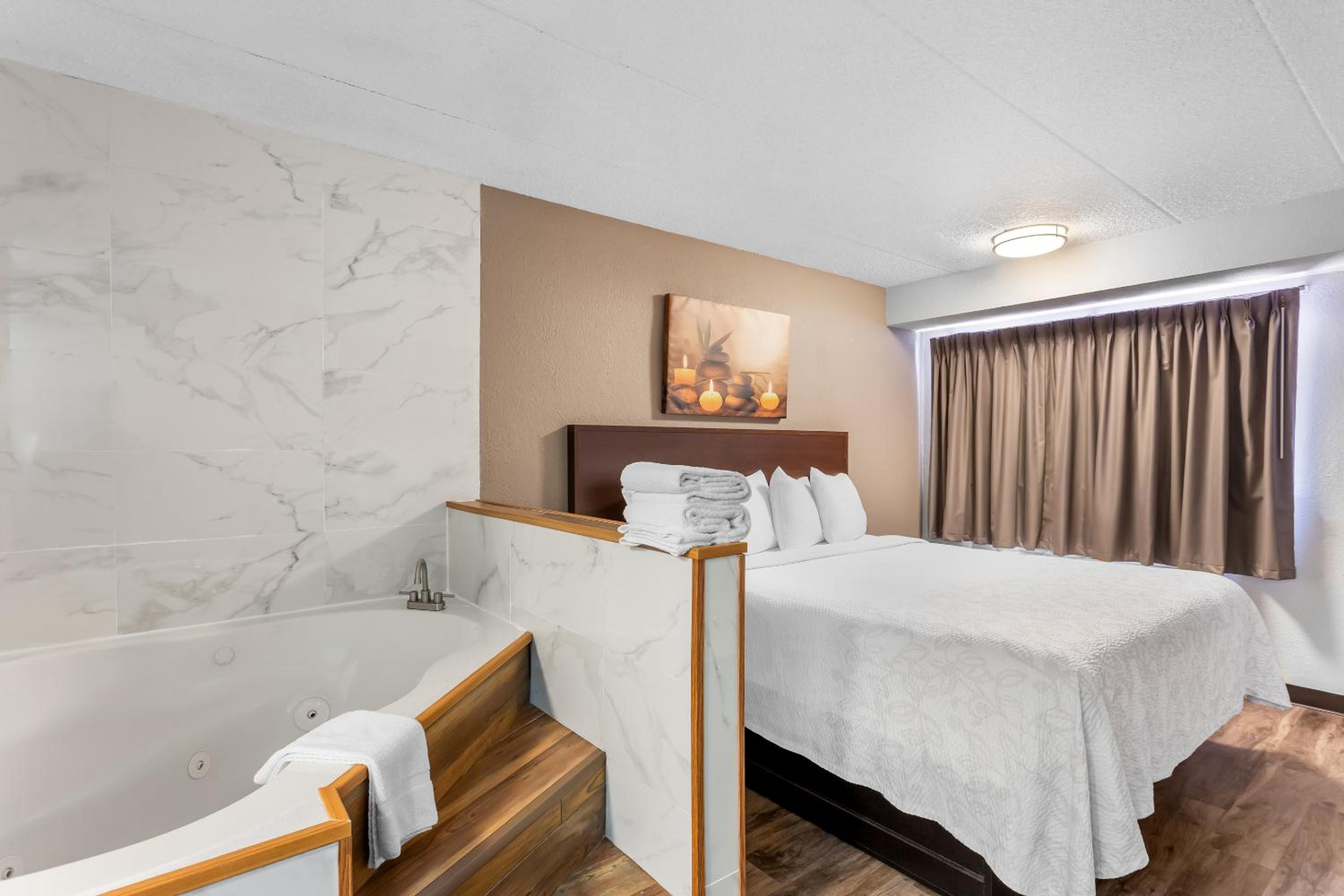 Deluxe King Room with Spa Bath Smoke Free - Photo 2