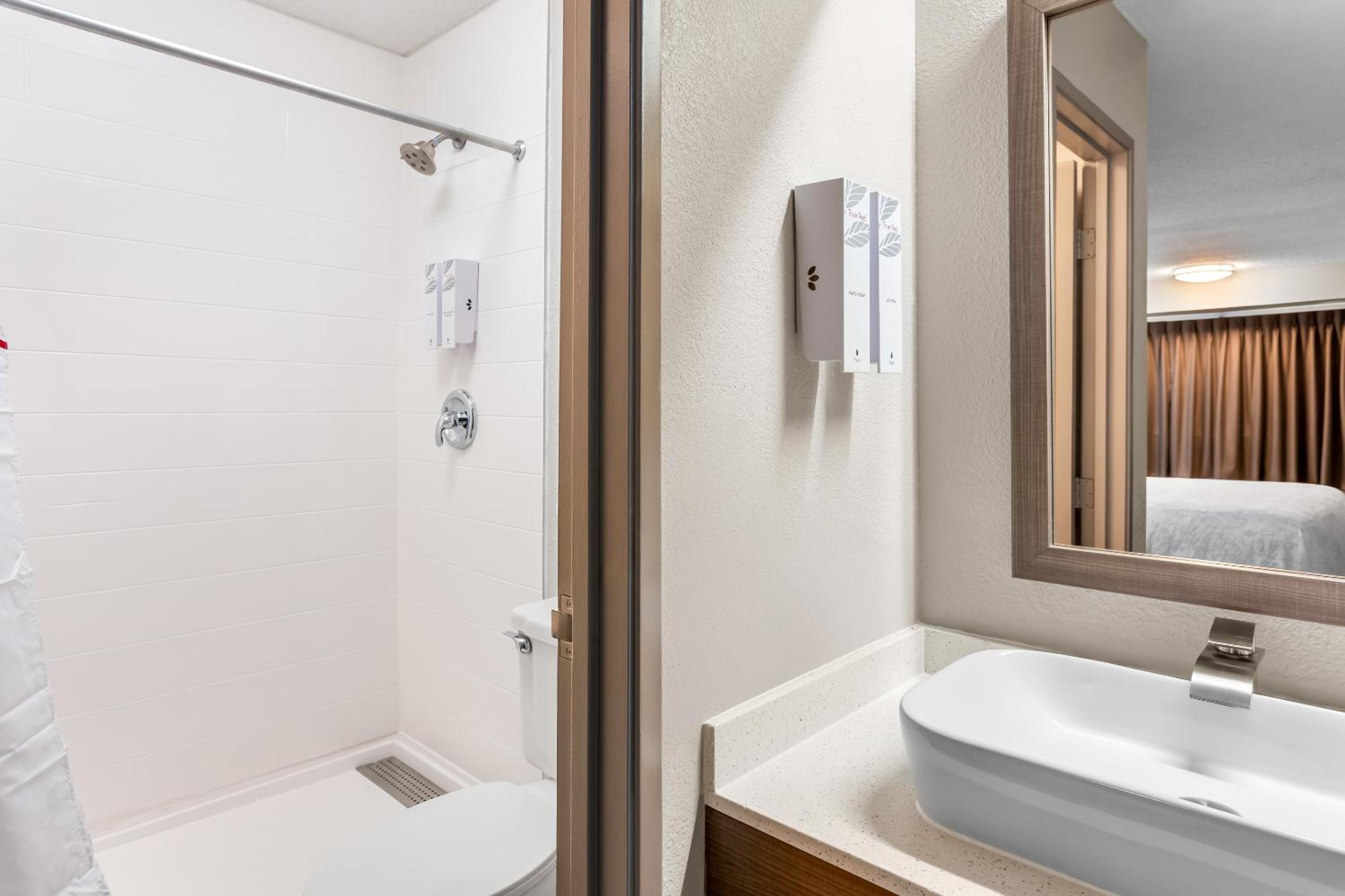 Deluxe King Room with Spa Bath Smoke Free - Photo 3