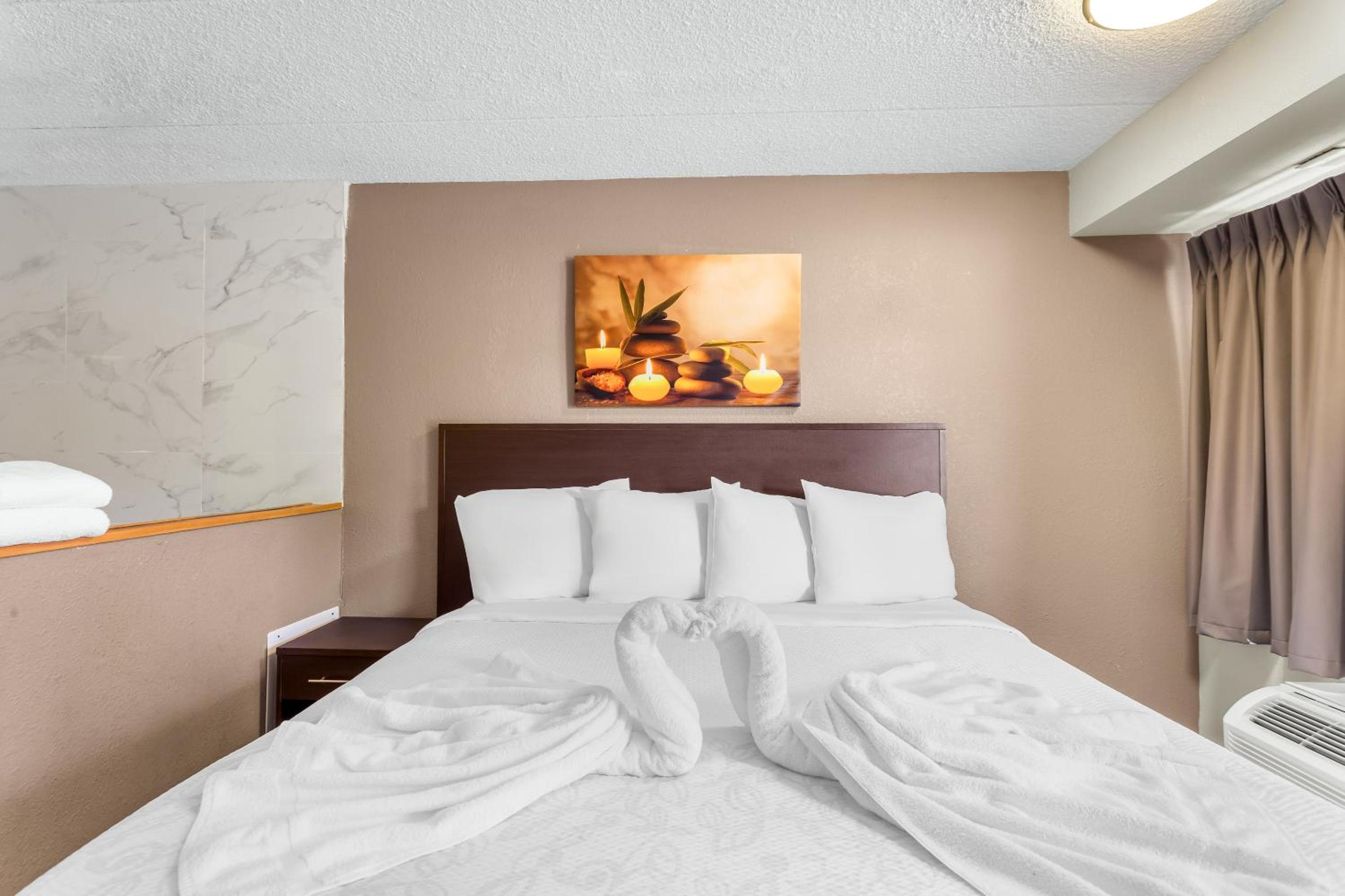 Deluxe King Room with Spa Bath Smoke Free - Photo 1