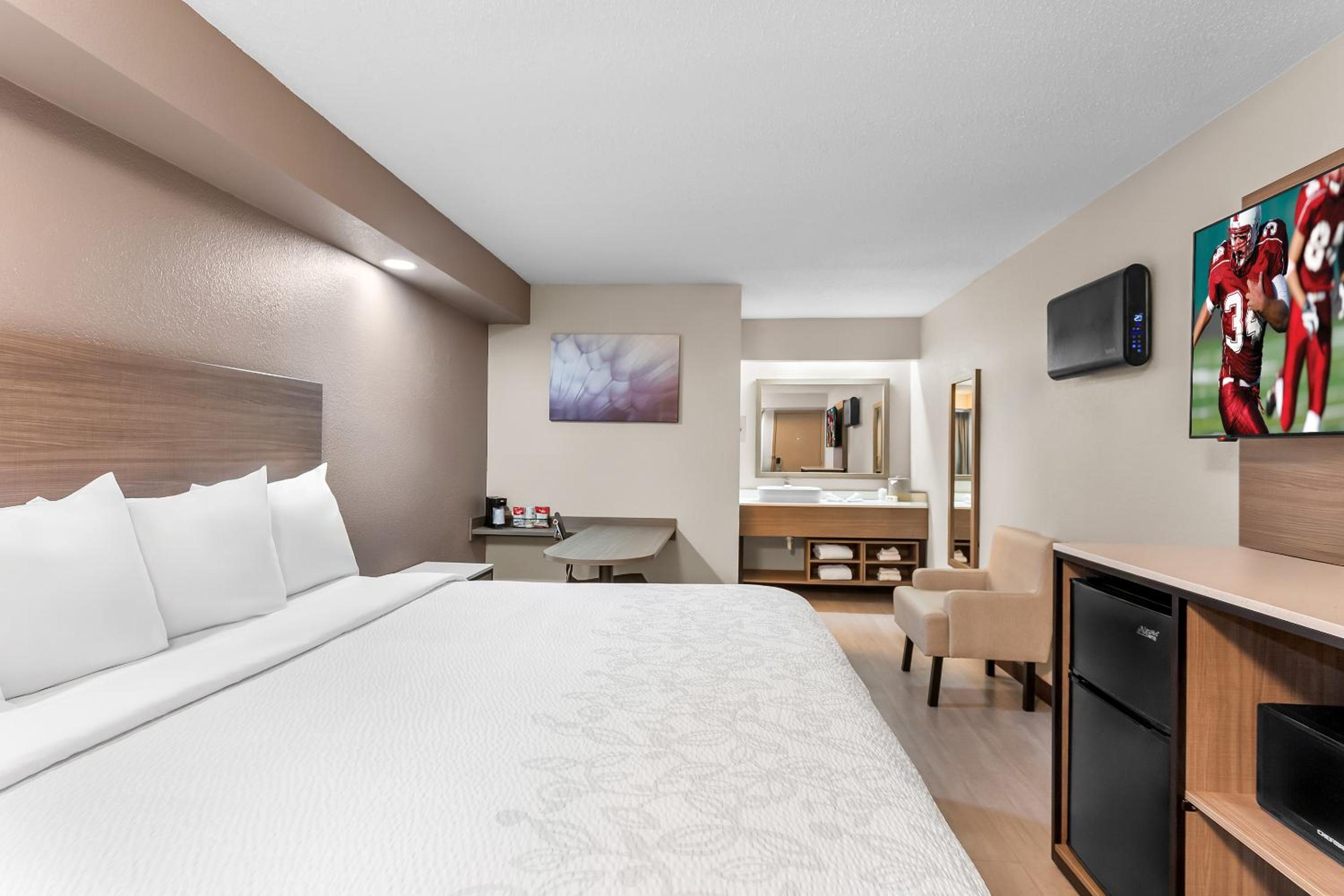 Premium King Room Hypoallergenic Smoke Free (Upgraded Bedding and Snack Box) - Photo 2