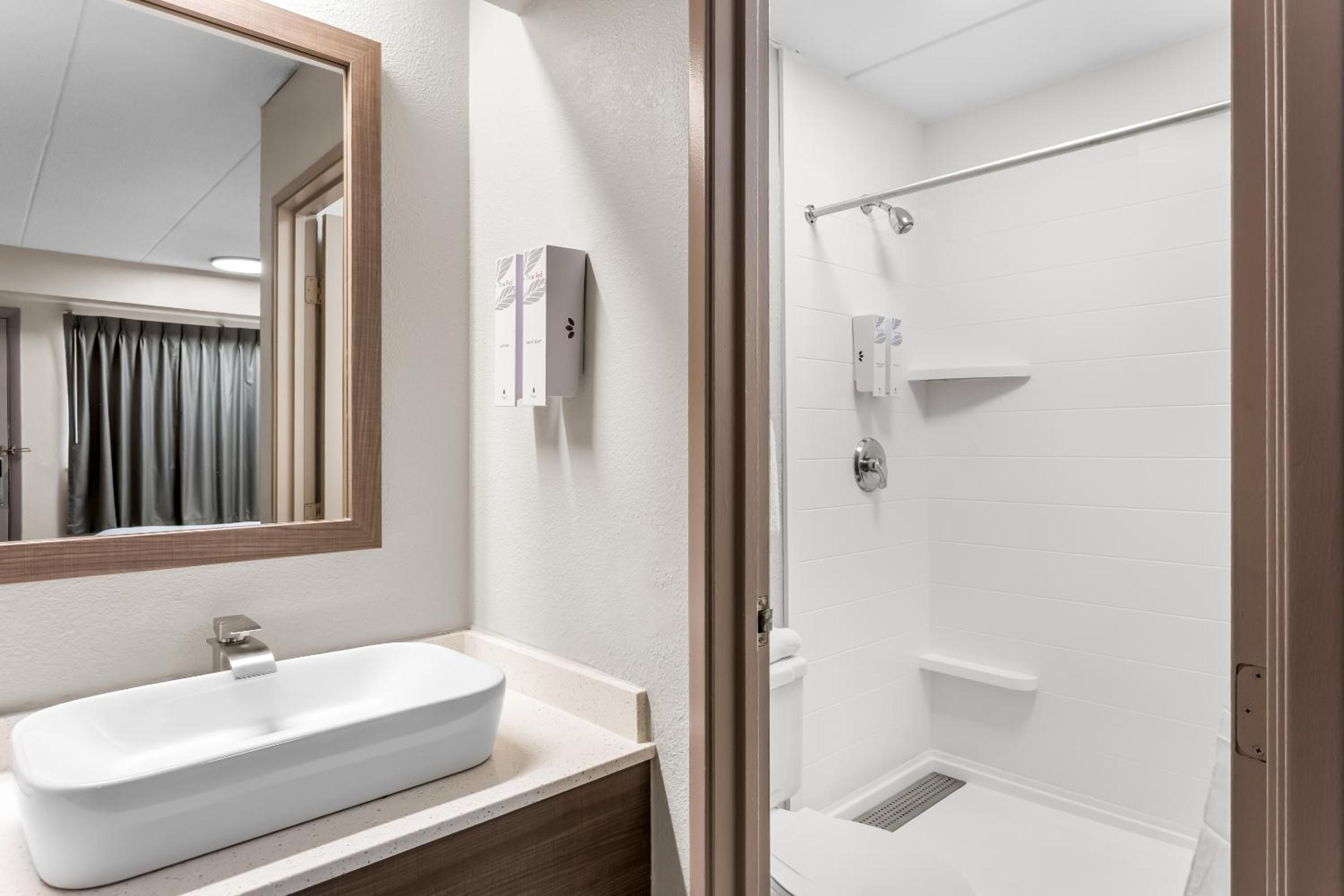 Deluxe King Room with Spa Bath Smoke Free - Photo 4