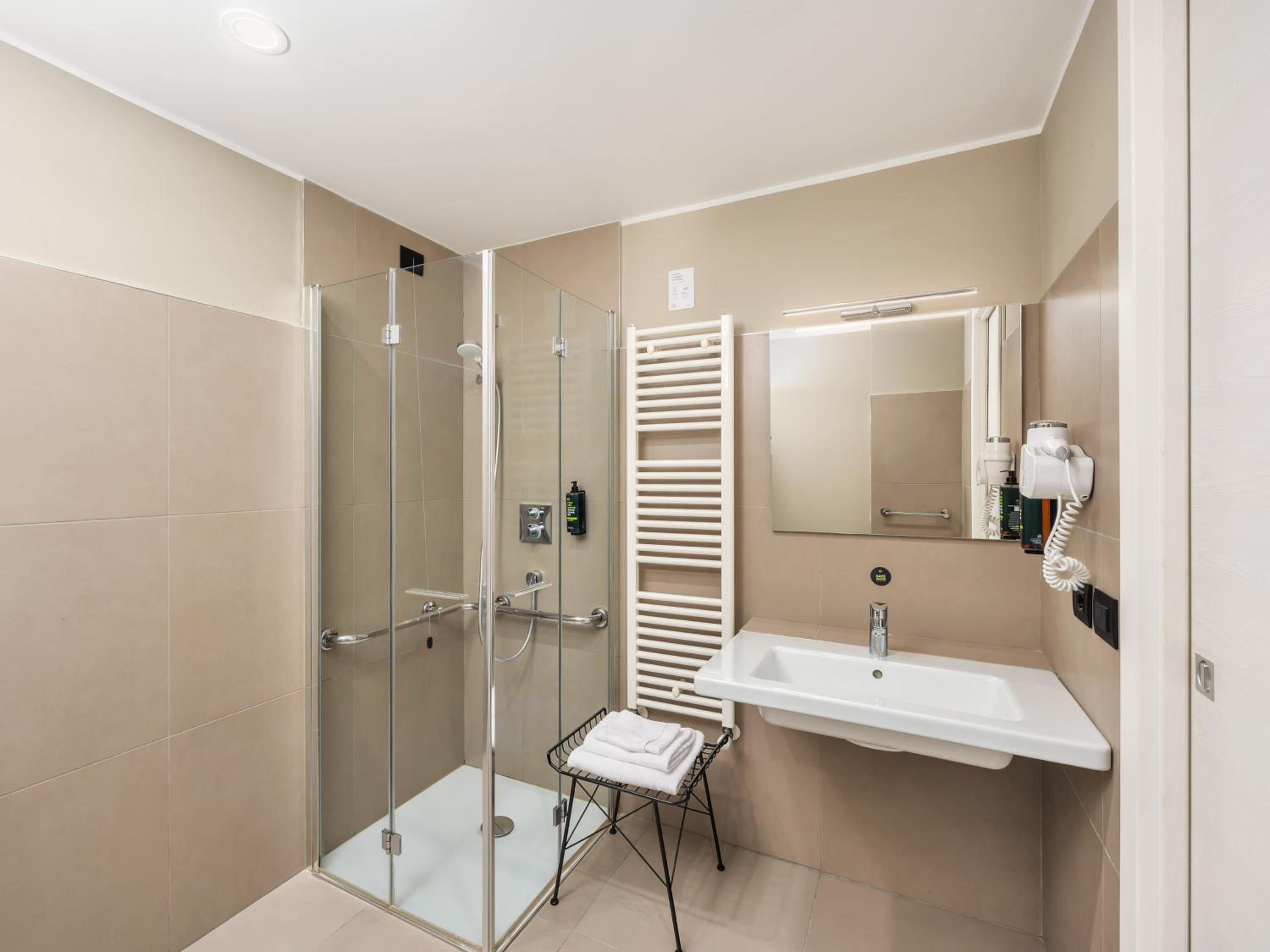 Standard Twin Room - Photo 5