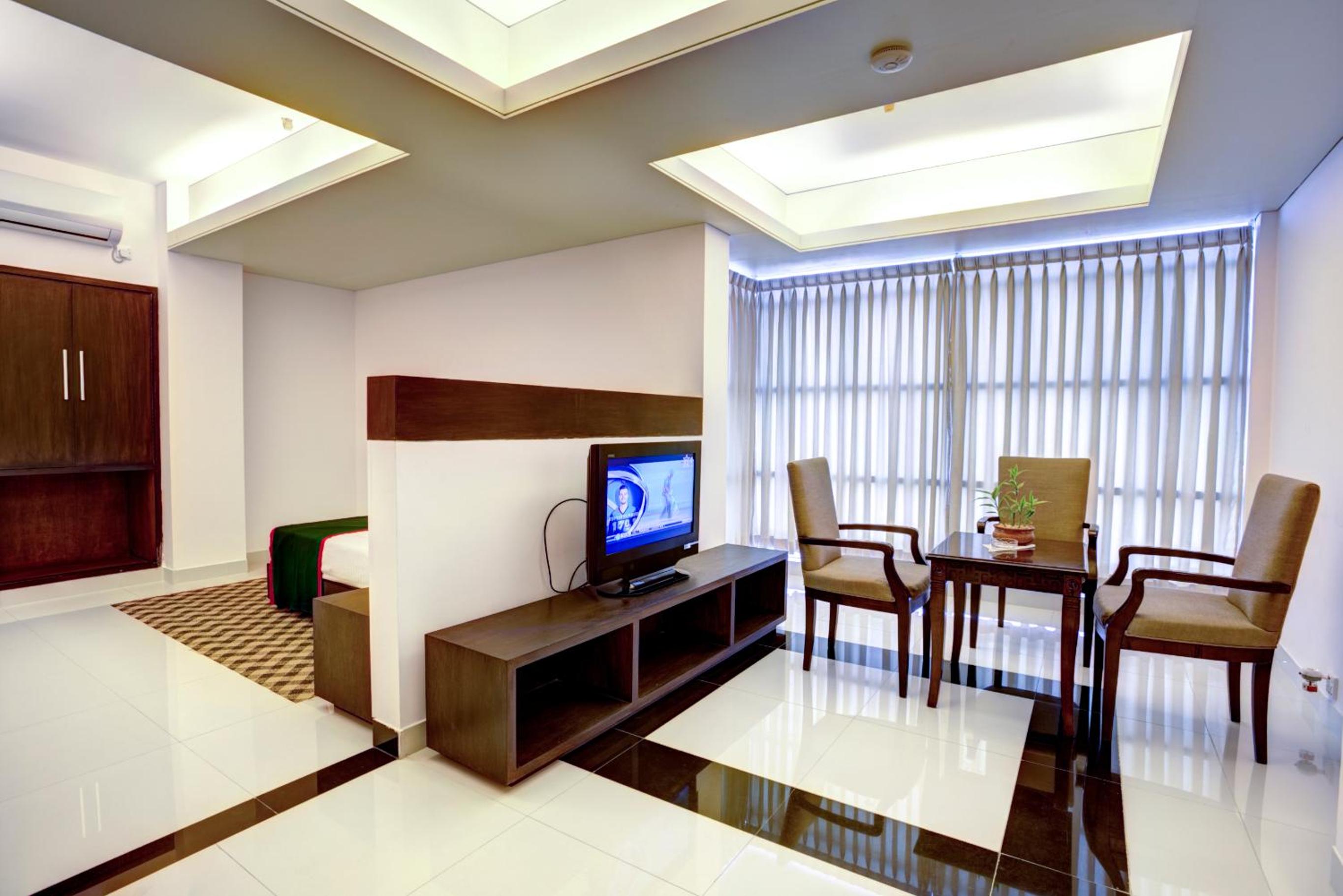 Deluxe King Suite photo 2