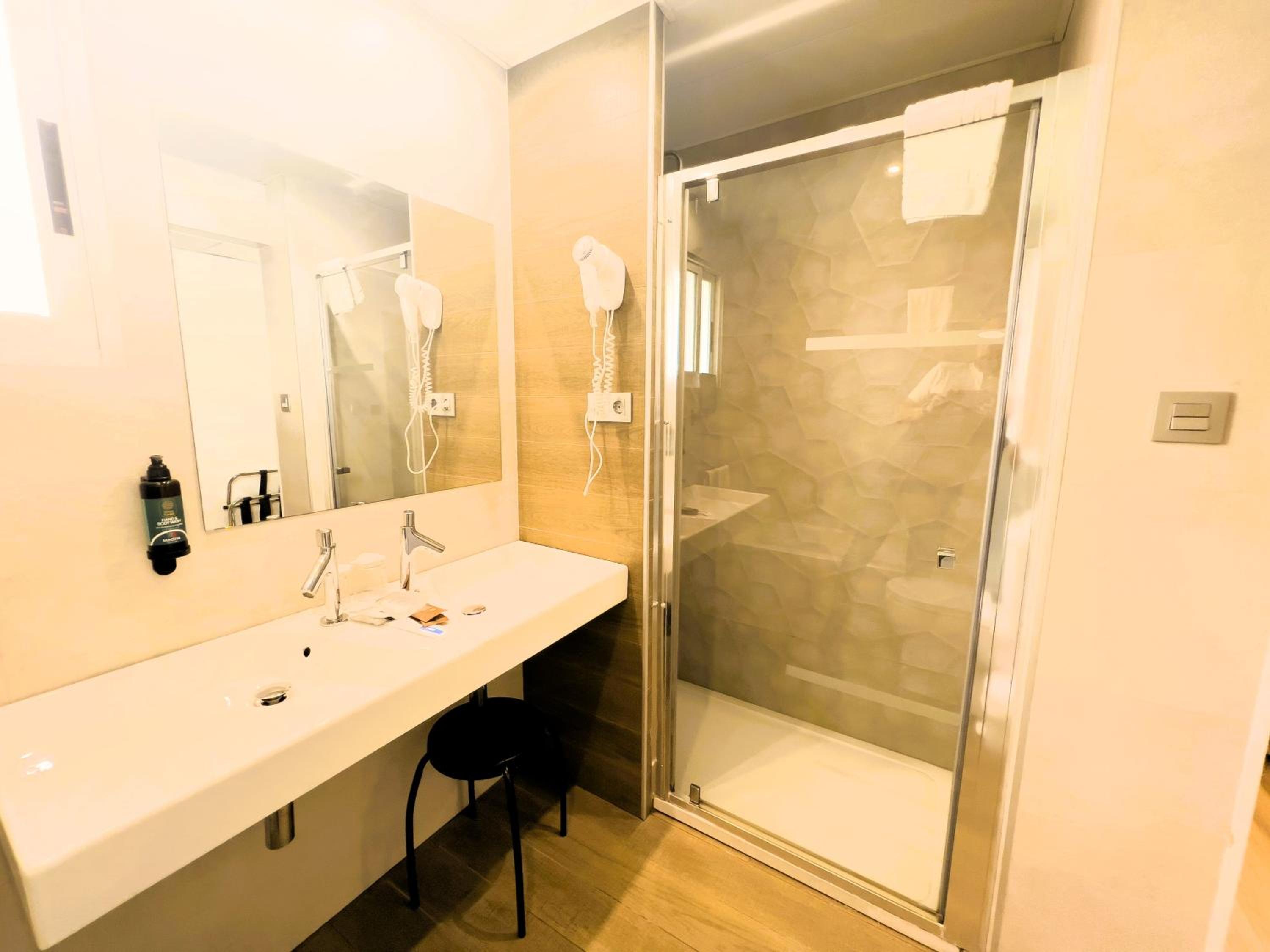 Basic Double Room (1 Adult + 1 Child) - Photo 2