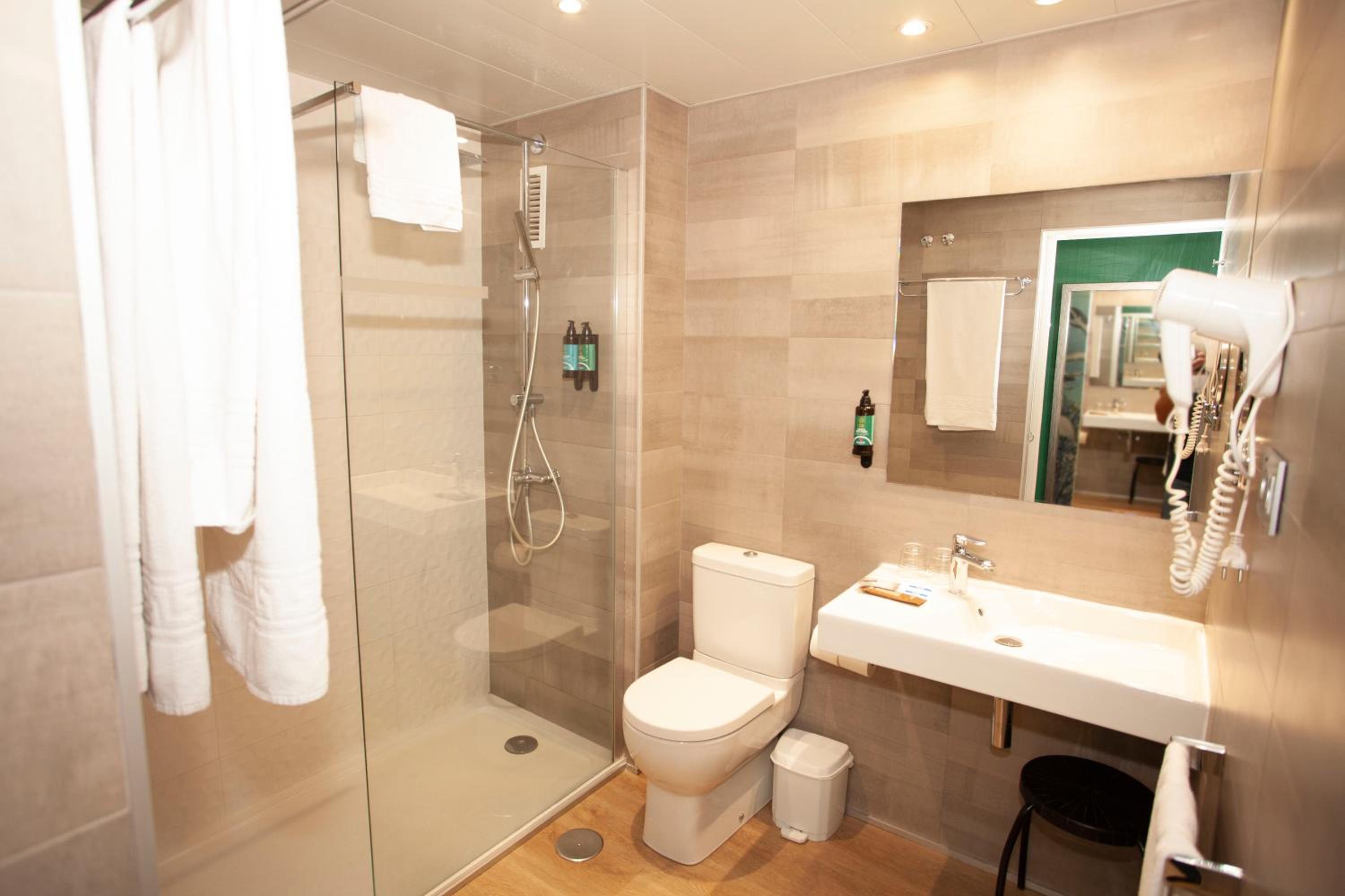 Basic Double Room (1 Adult + 1 Child) - Photo 3