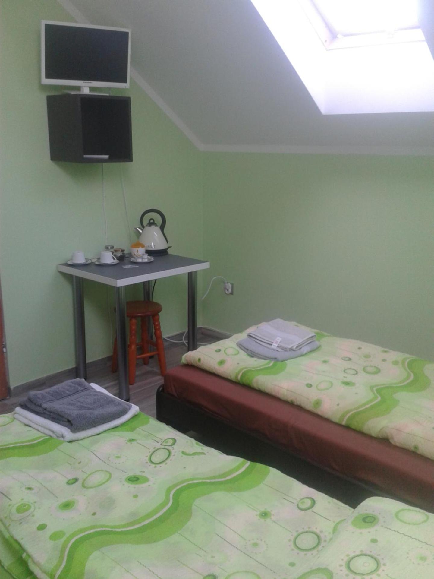 Twin Room with Private Bathroom - Photo 4