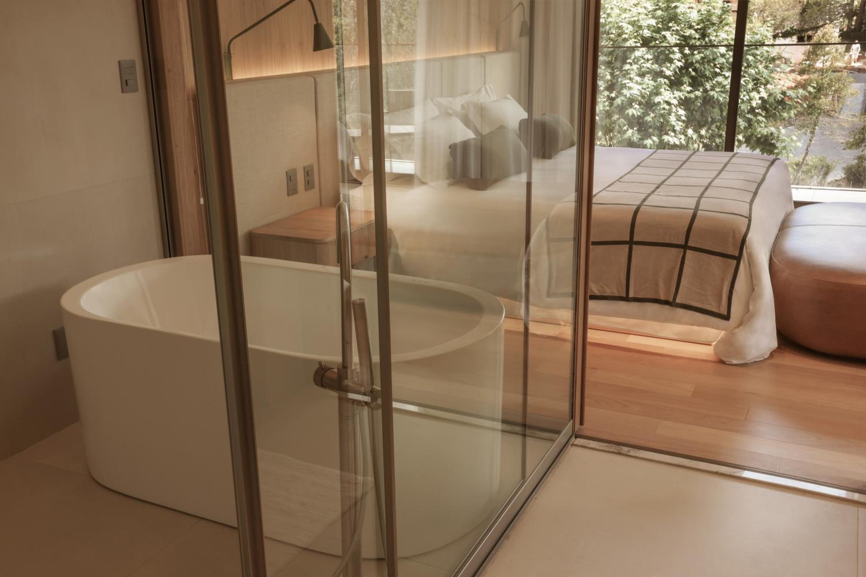 Suite with Garden View thumbnail 5