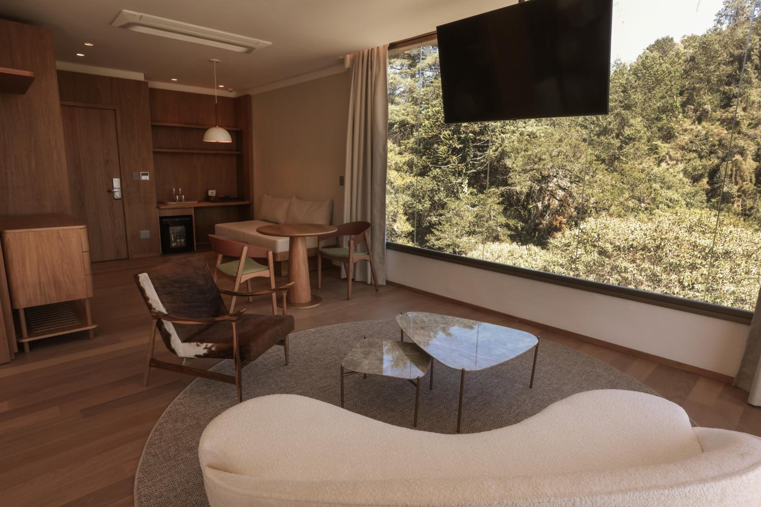 Suite with Garden View thumbnail 6