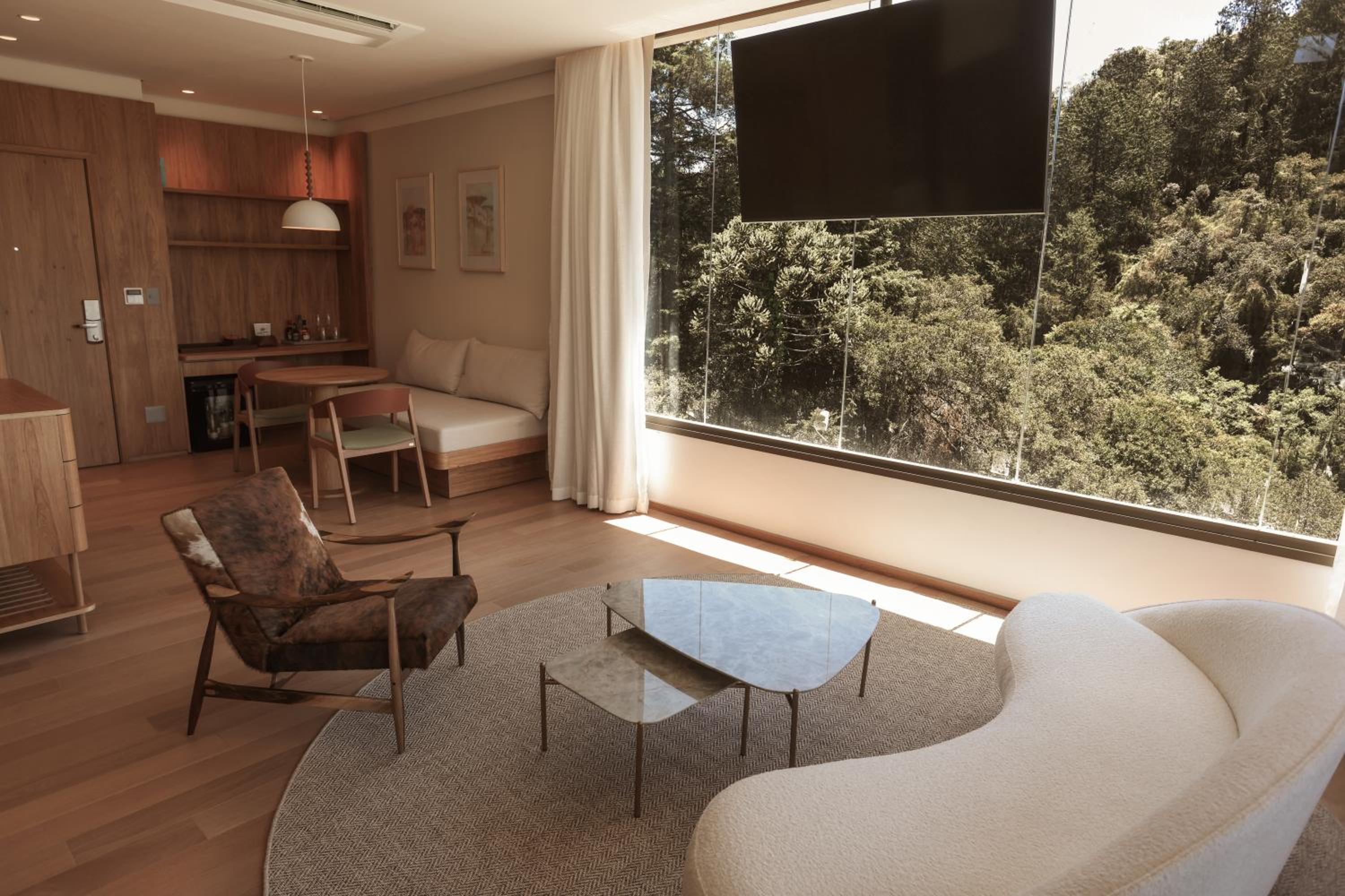 Suite with Garden View thumbnail 6