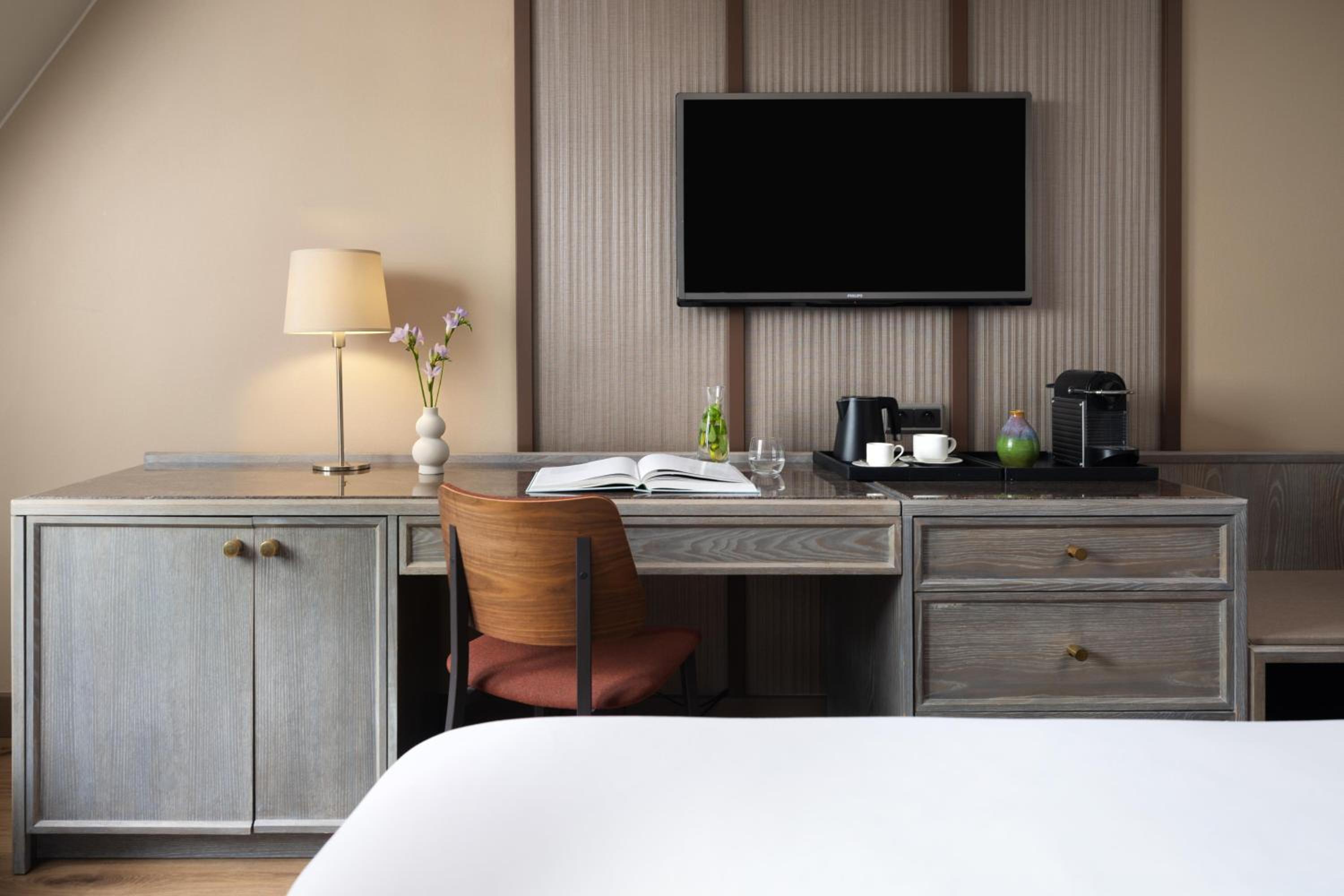 Superior Room with View thumbnail 6