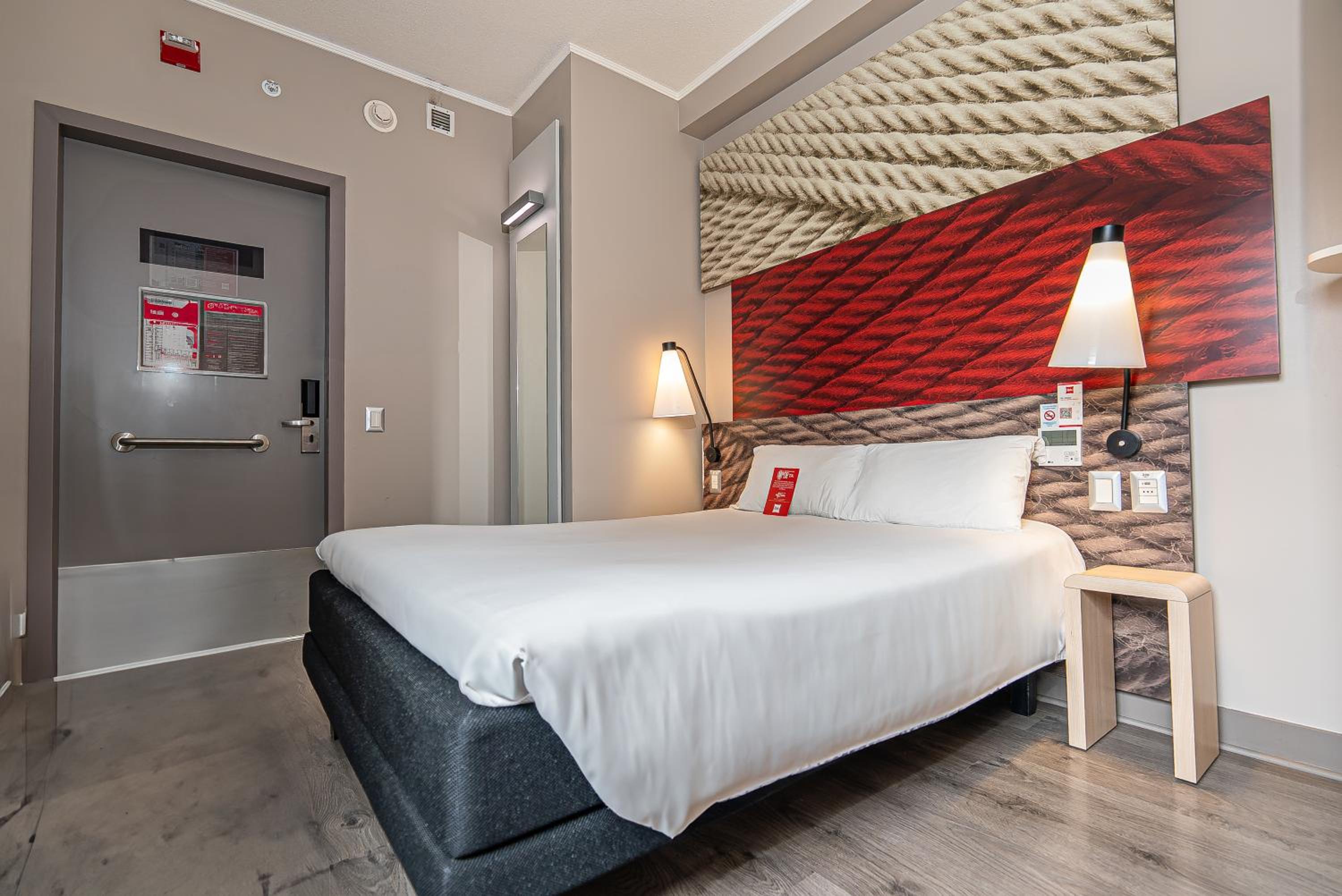 Standard Room - Mobility Accessible photo 3