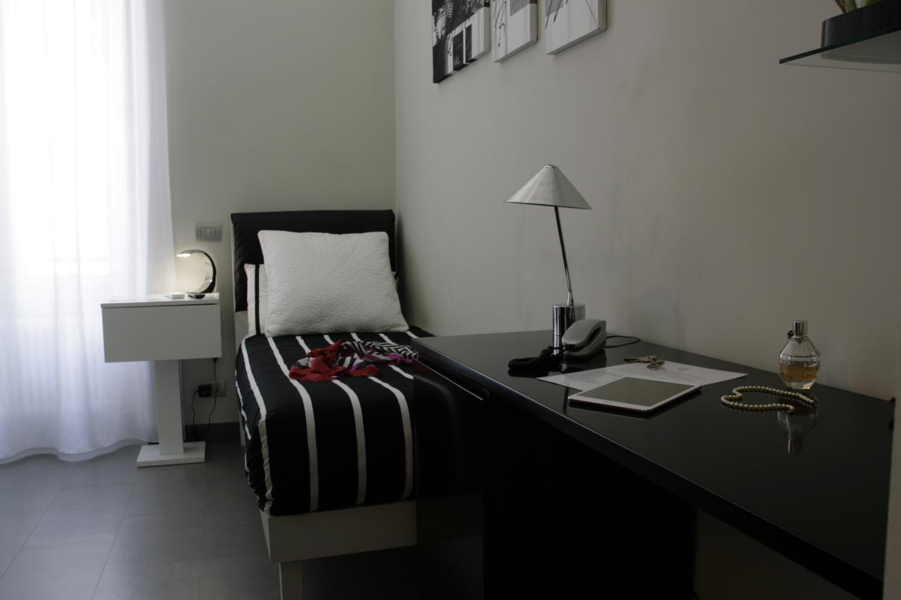 Single Room with Private Bathroom photo 2