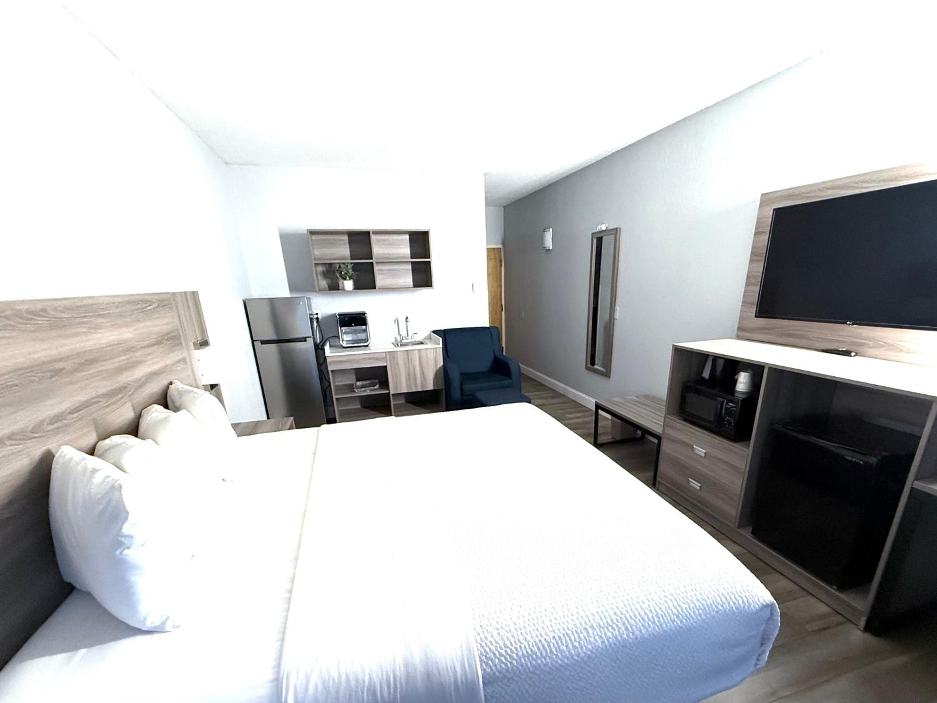 King Suite with Kitchenette - Non-Smoking - Photo 3