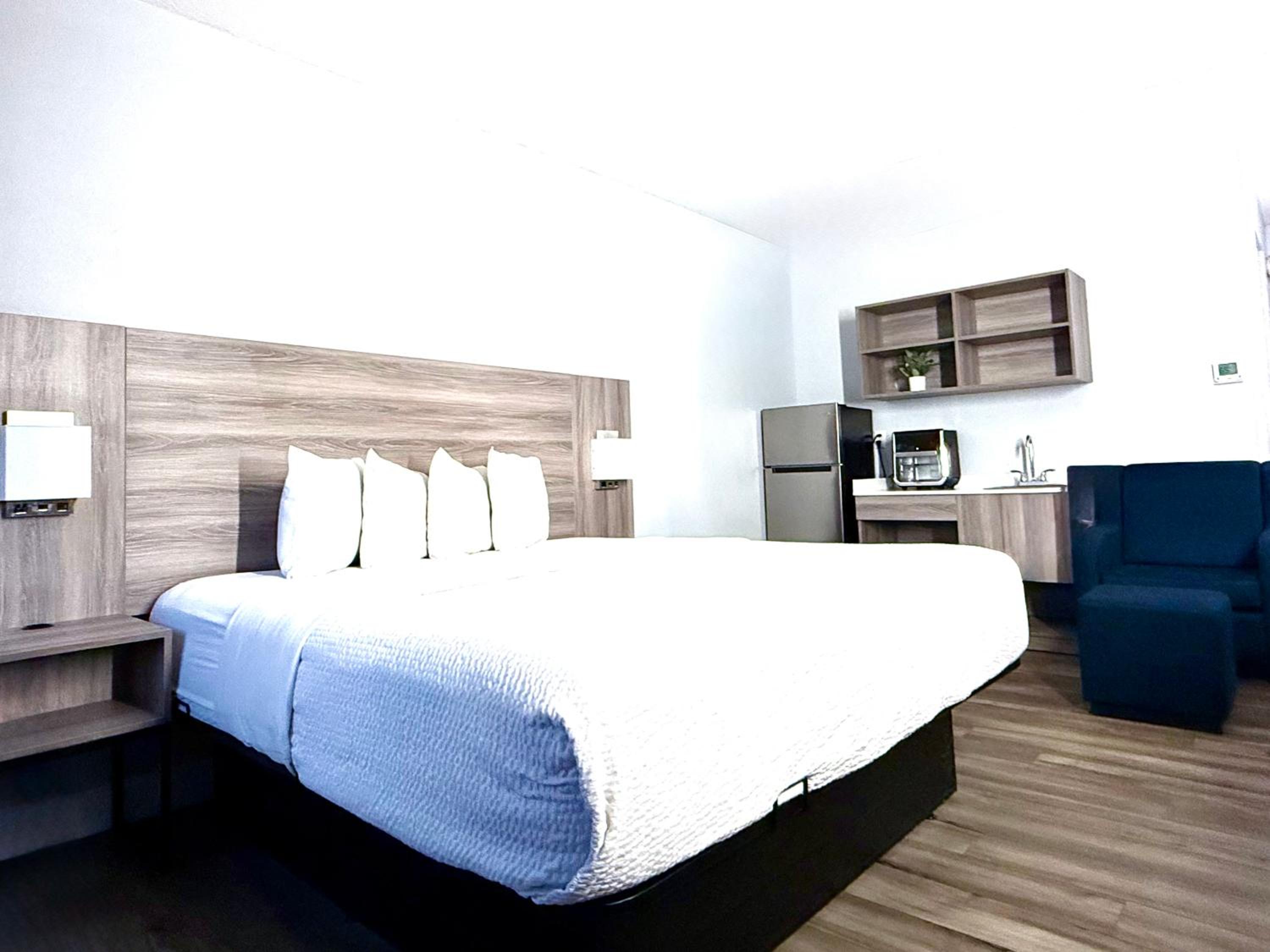 King Suite with Kitchenette - Non-Smoking - Photo 4