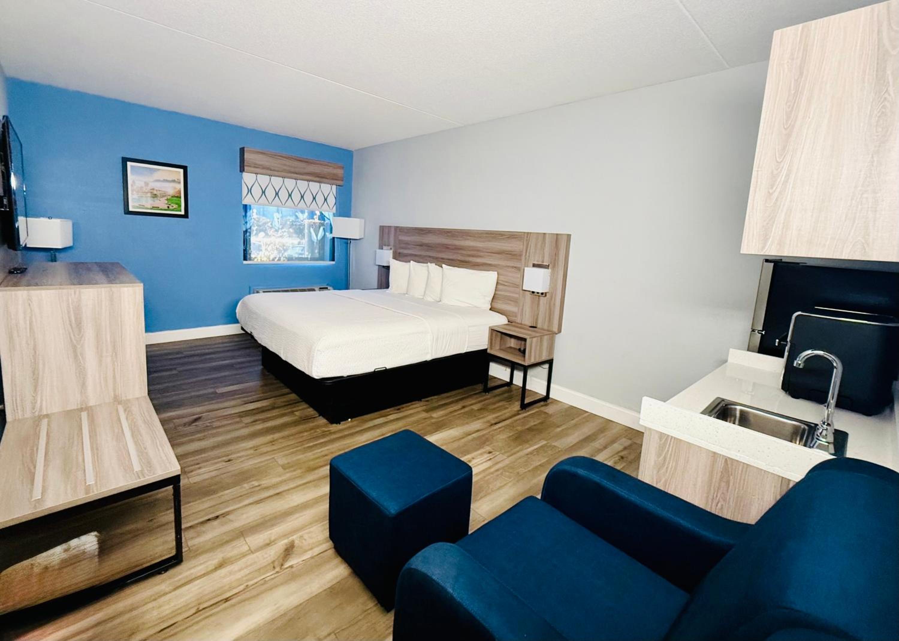 King Suite with Kitchenette - Non-Smoking - Photo 5
