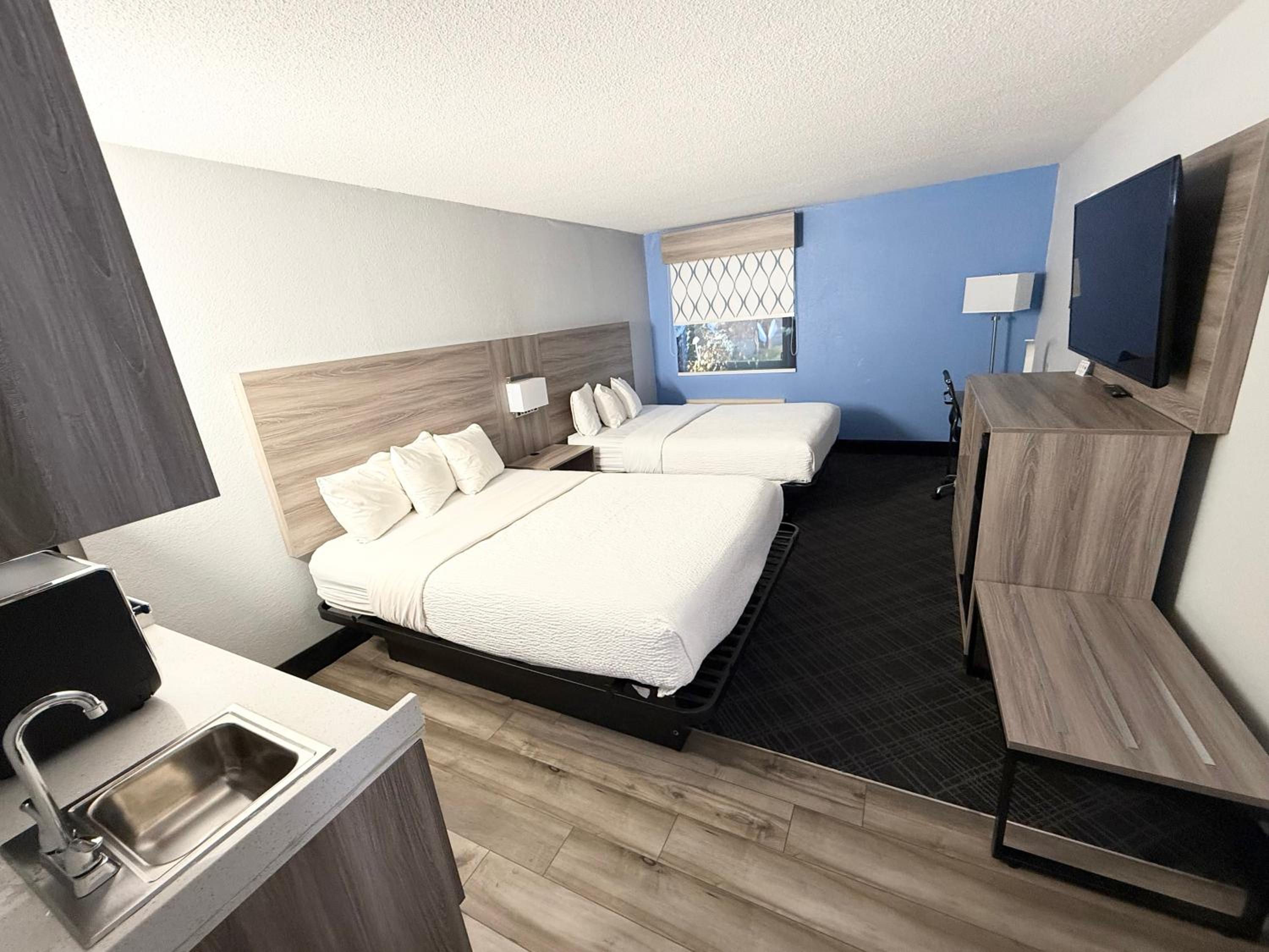 Suite with Two Queen Beds and Kitchenette - Non-Smoking - Photo 6