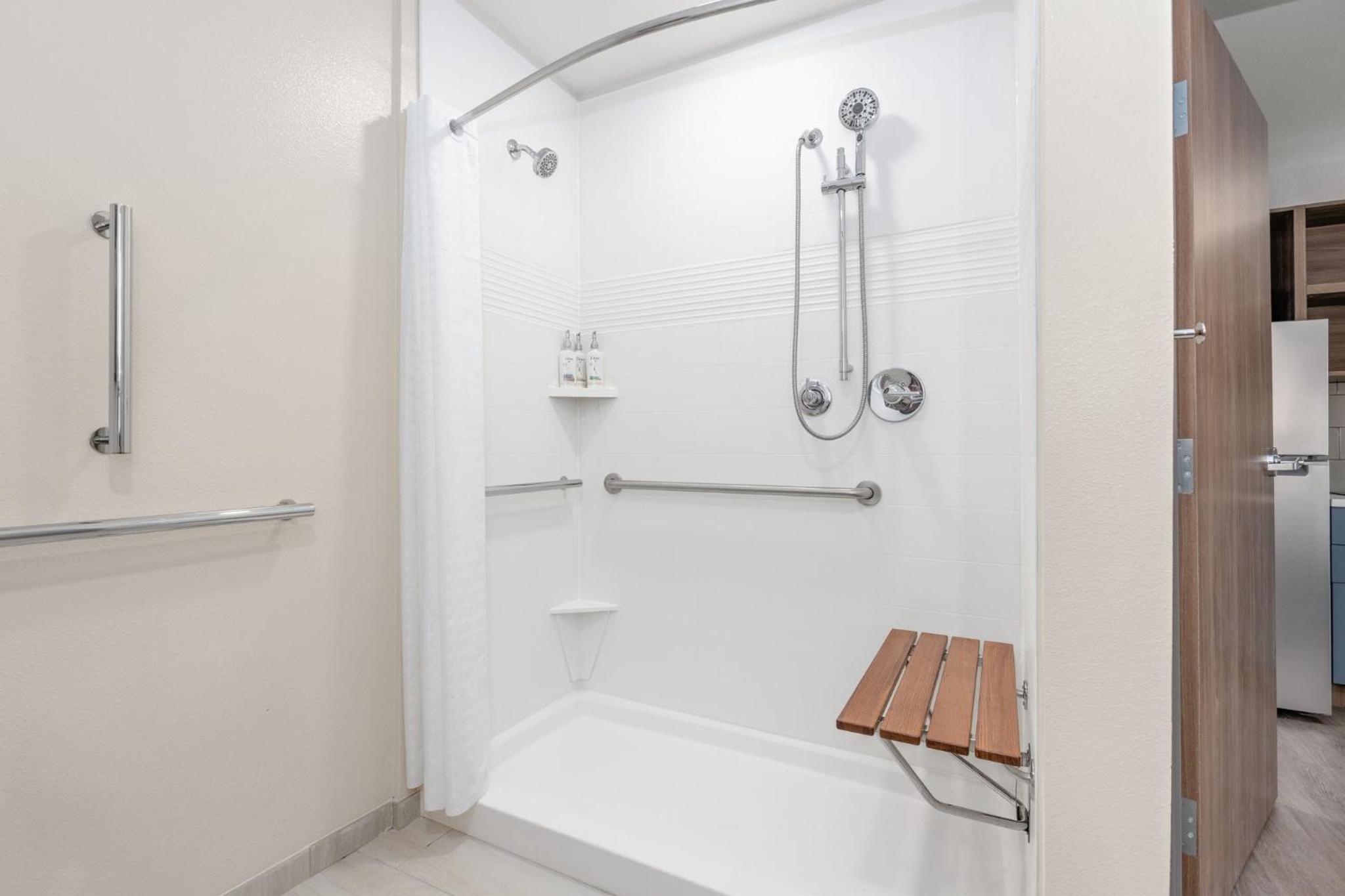 King Room with Roll-In Shower - Communication Mobility Accessible - Photo 1