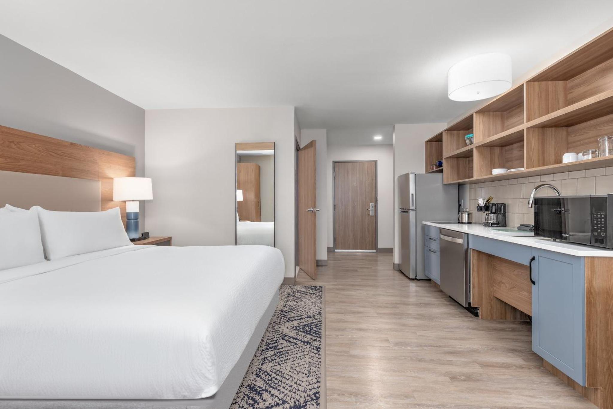 King Room with Roll-In Shower - Communication Mobility Accessible - Photo 3