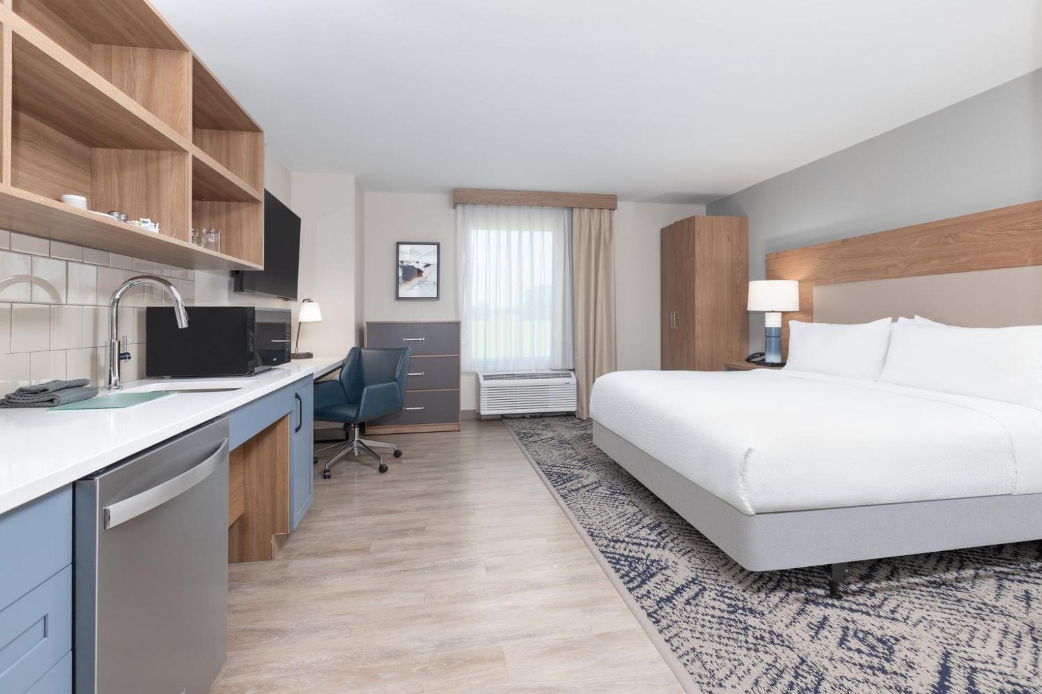 King Room with Roll-In Shower - Communication Mobility Accessible - Photo 4