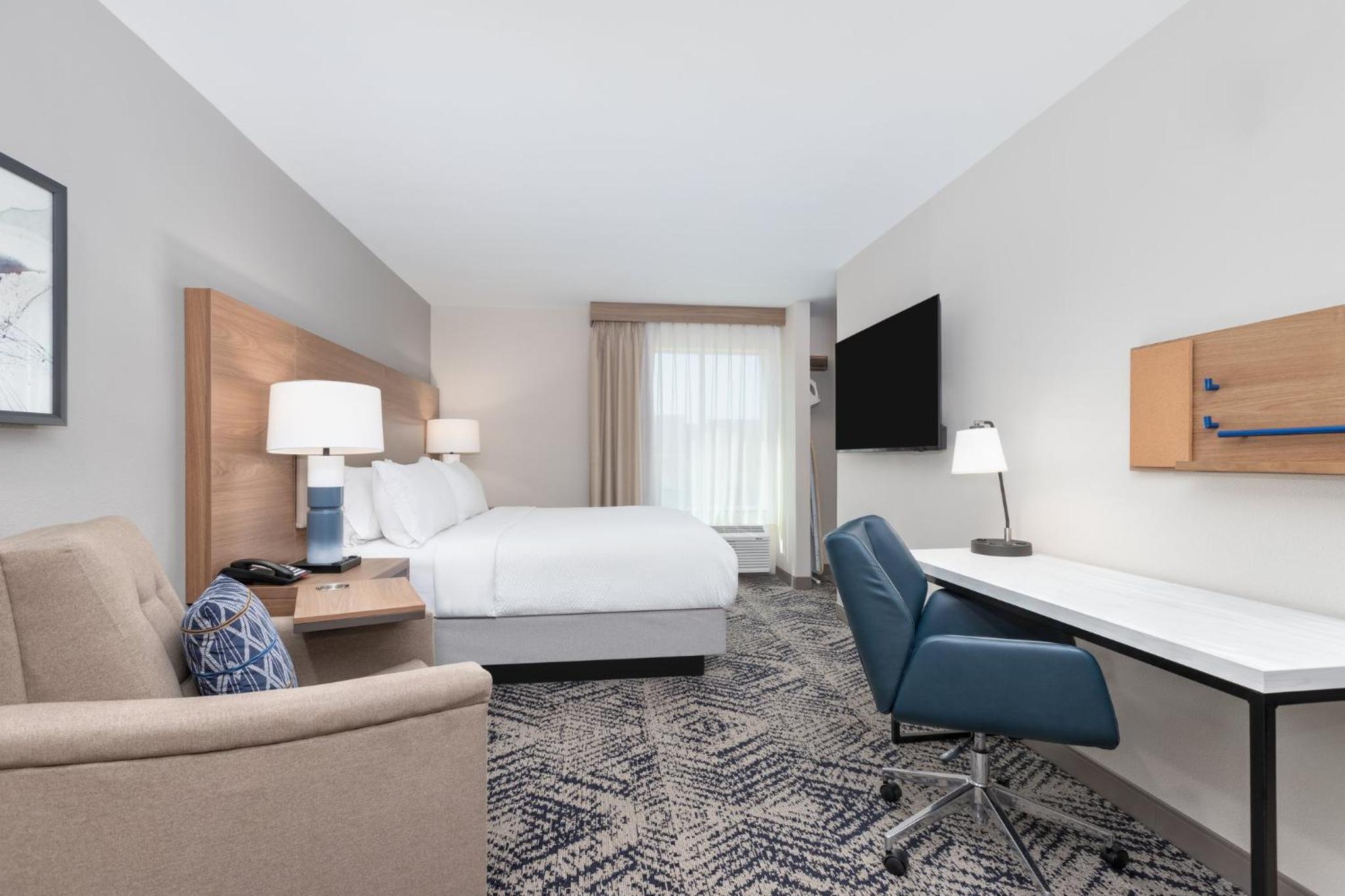 King Room with Roll-In Shower - Communication Mobility Accessible - Photo 5