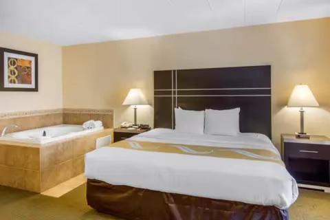 King Room with Whirlpool - Non Smoking/Interior Hall