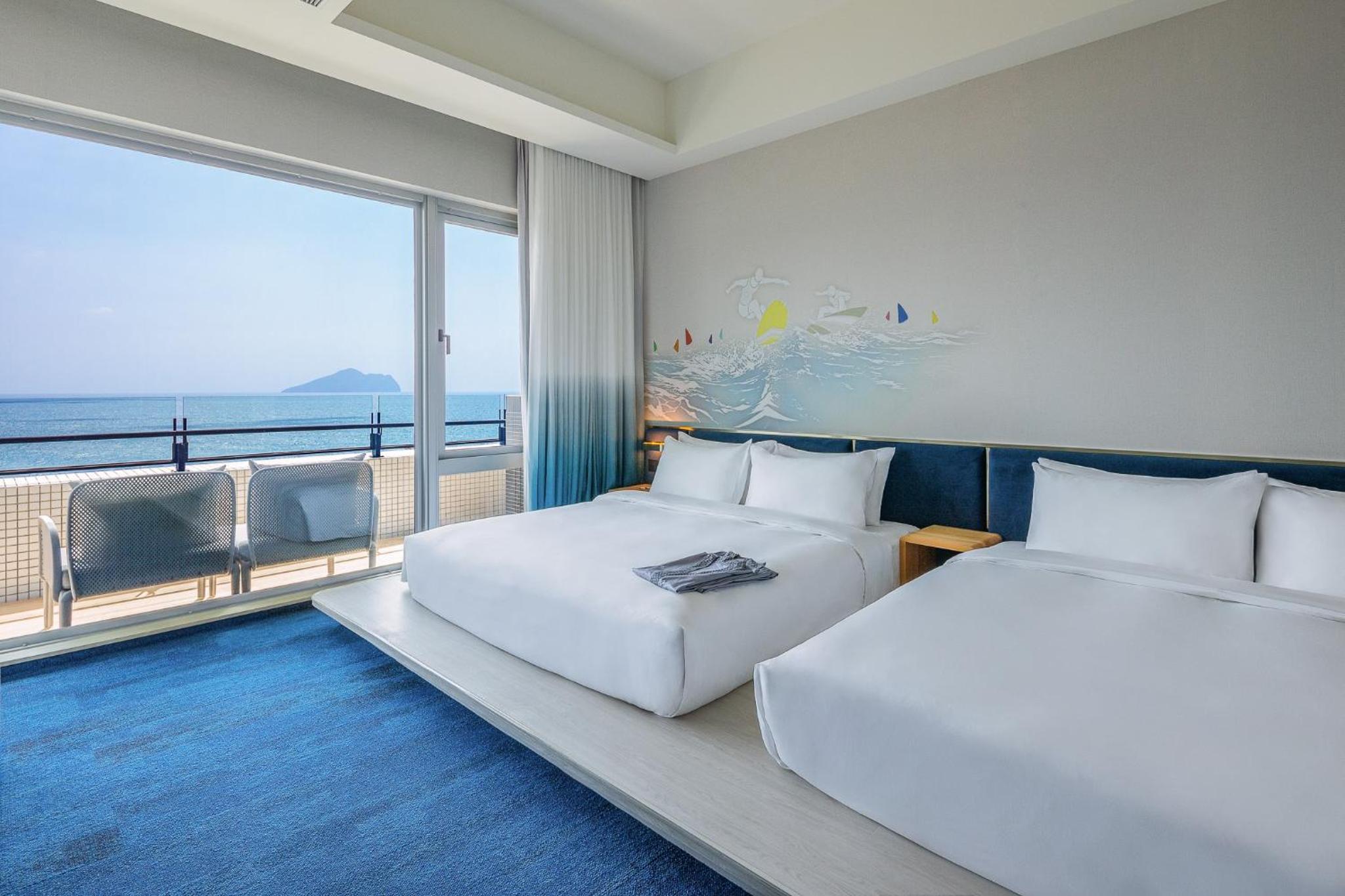 Deluxe Suite with Sea View - Photo 2