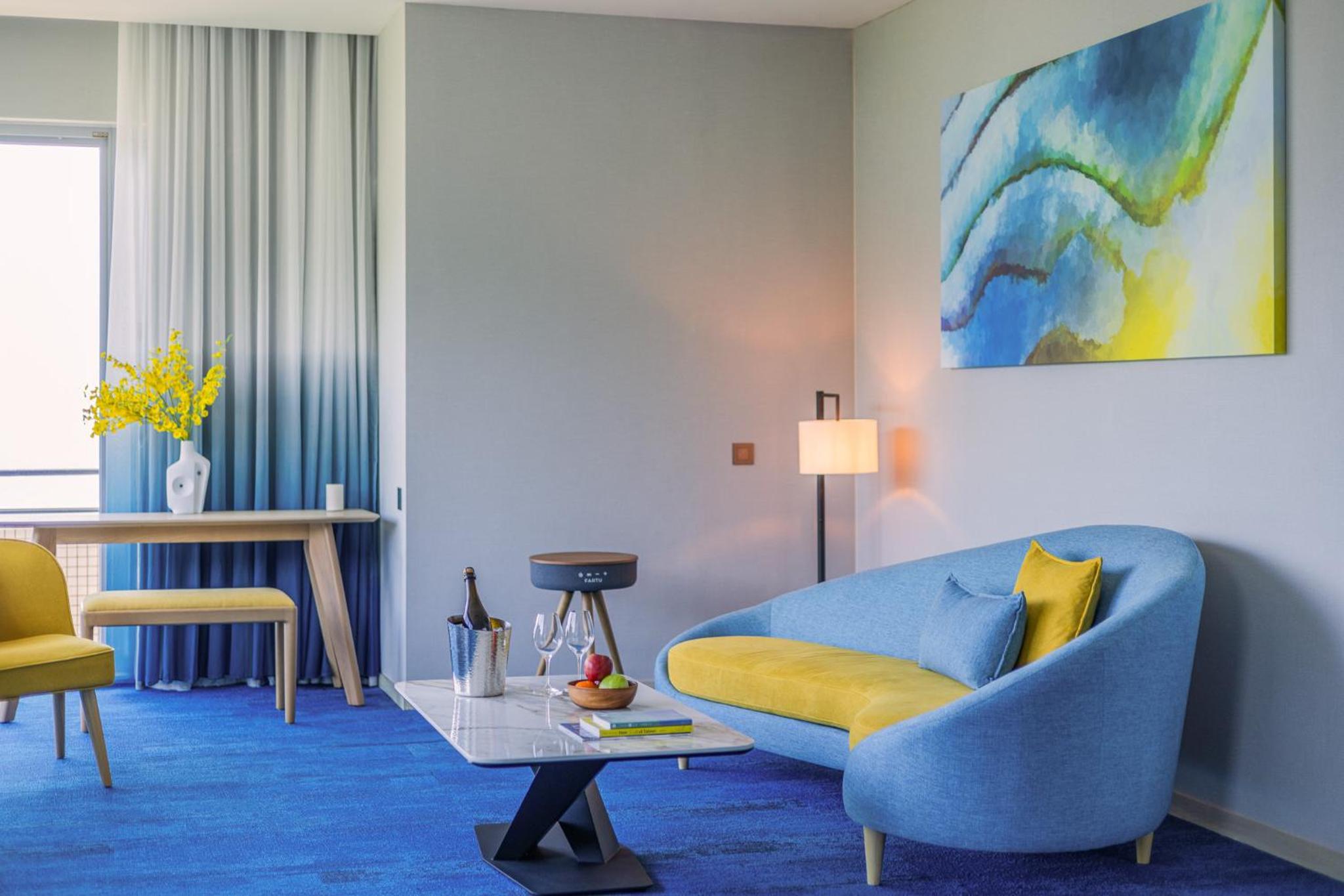 Deluxe Suite with Sea View - Photo 3