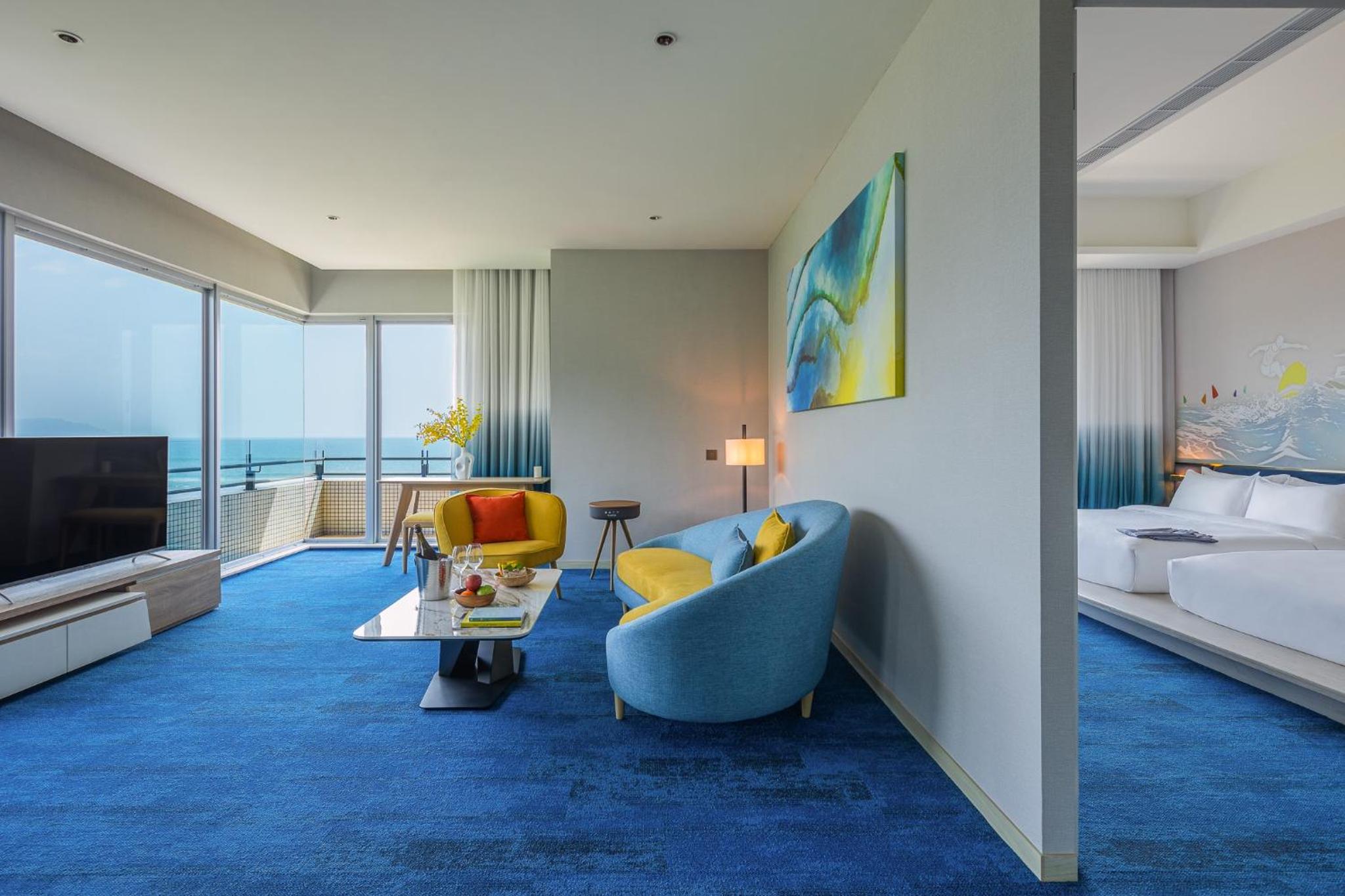 Deluxe Suite with Sea View - Photo 4