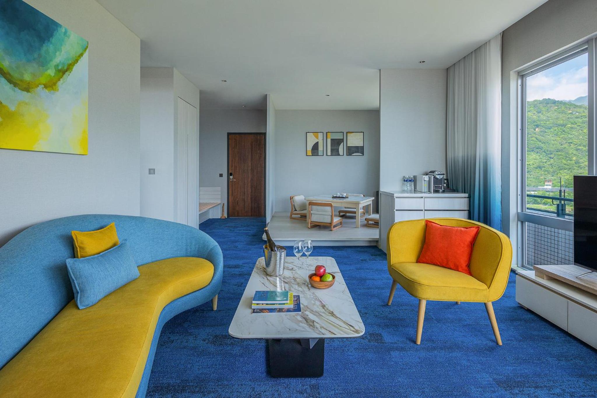 Deluxe Suite with Sea View - Photo 5