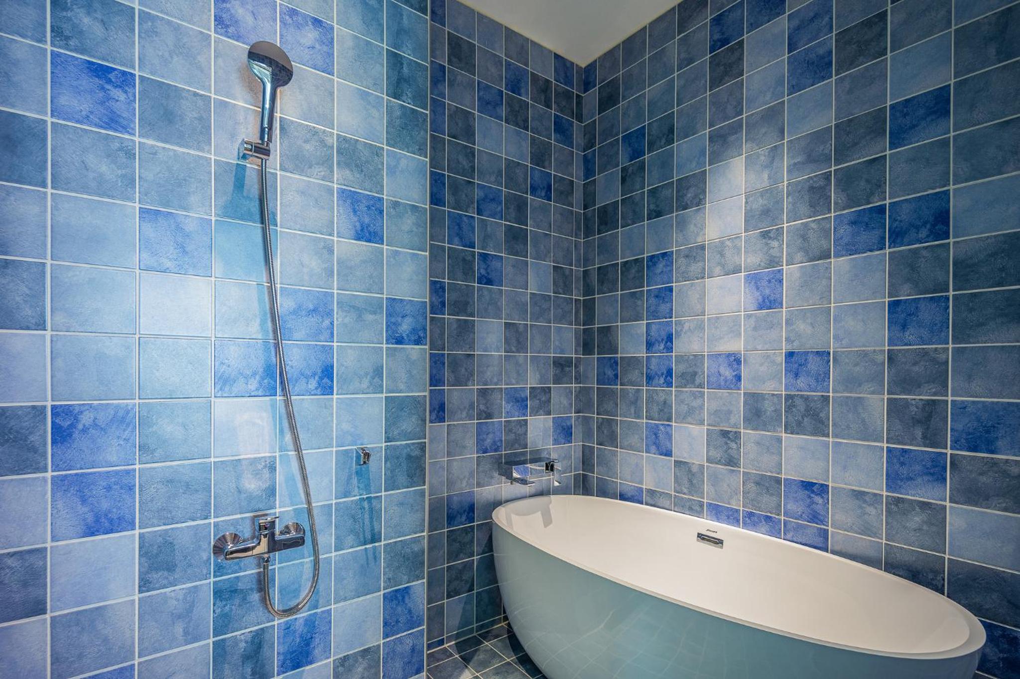 Deluxe Suite with Sea View - Photo 6